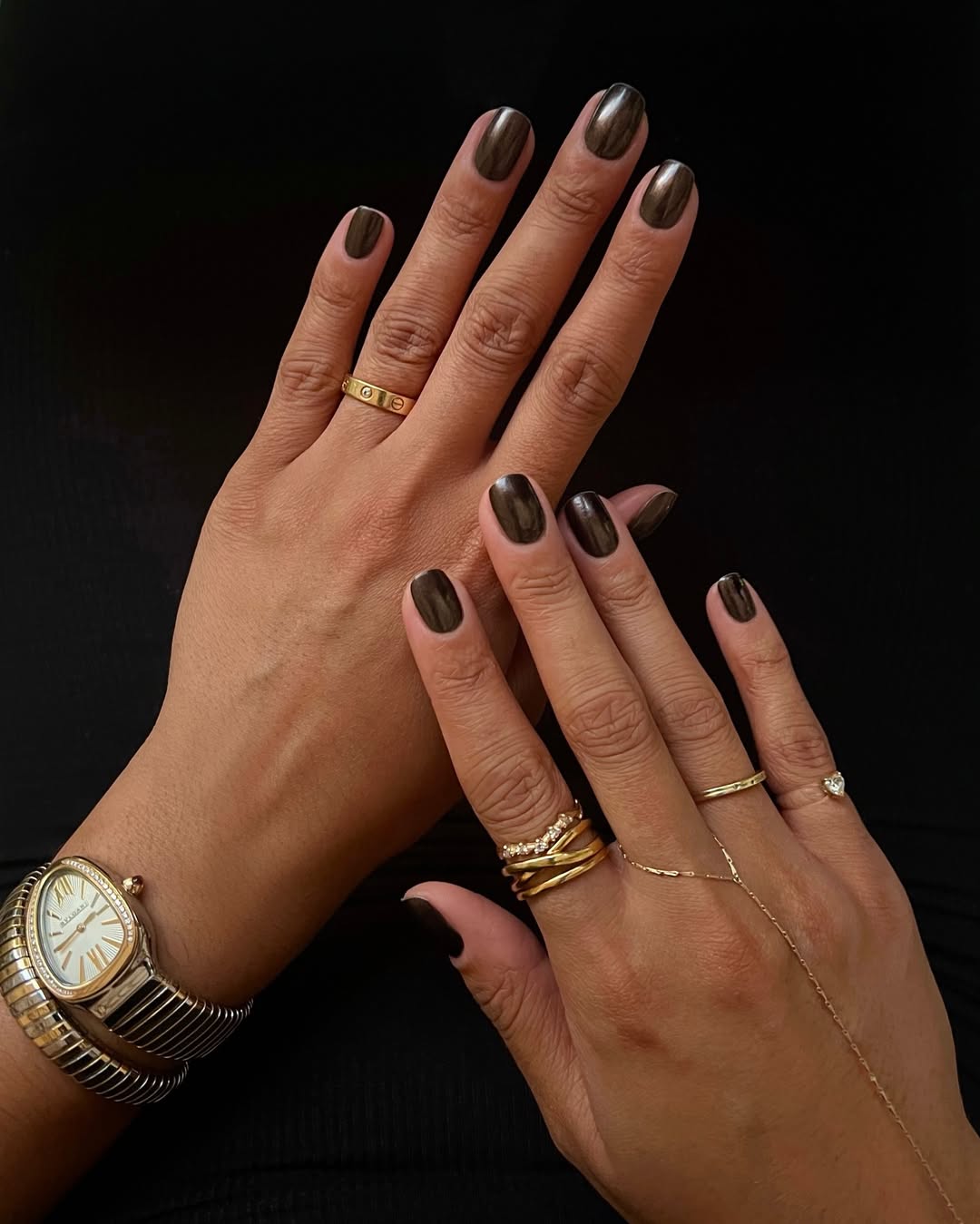Foto de uma m&atilde;o com unhas coloridas de marrom