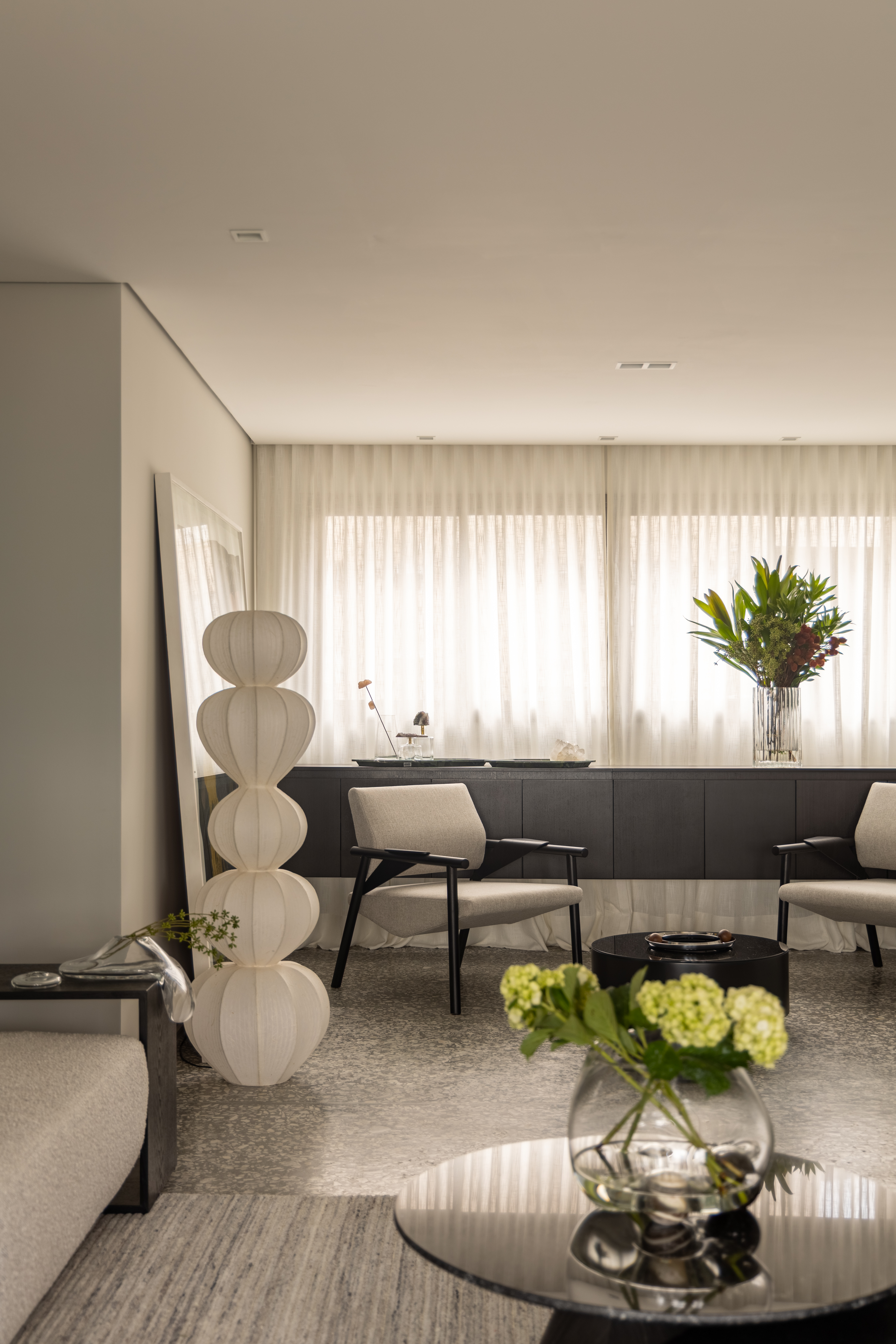 Abajur escultutral de ch&atilde;o branco