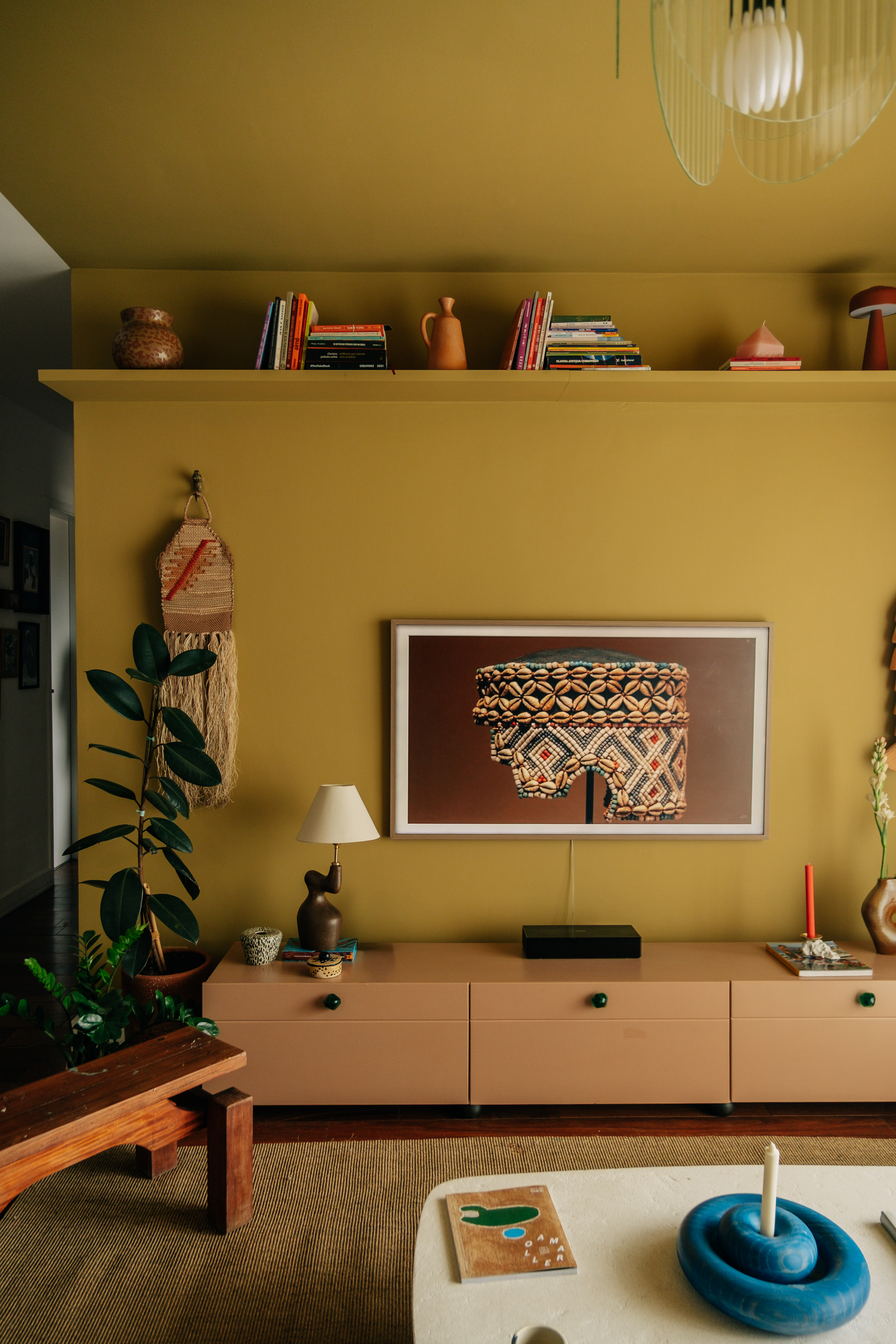 Sala de estar com tom de amarelo queimado, quase esverdeado