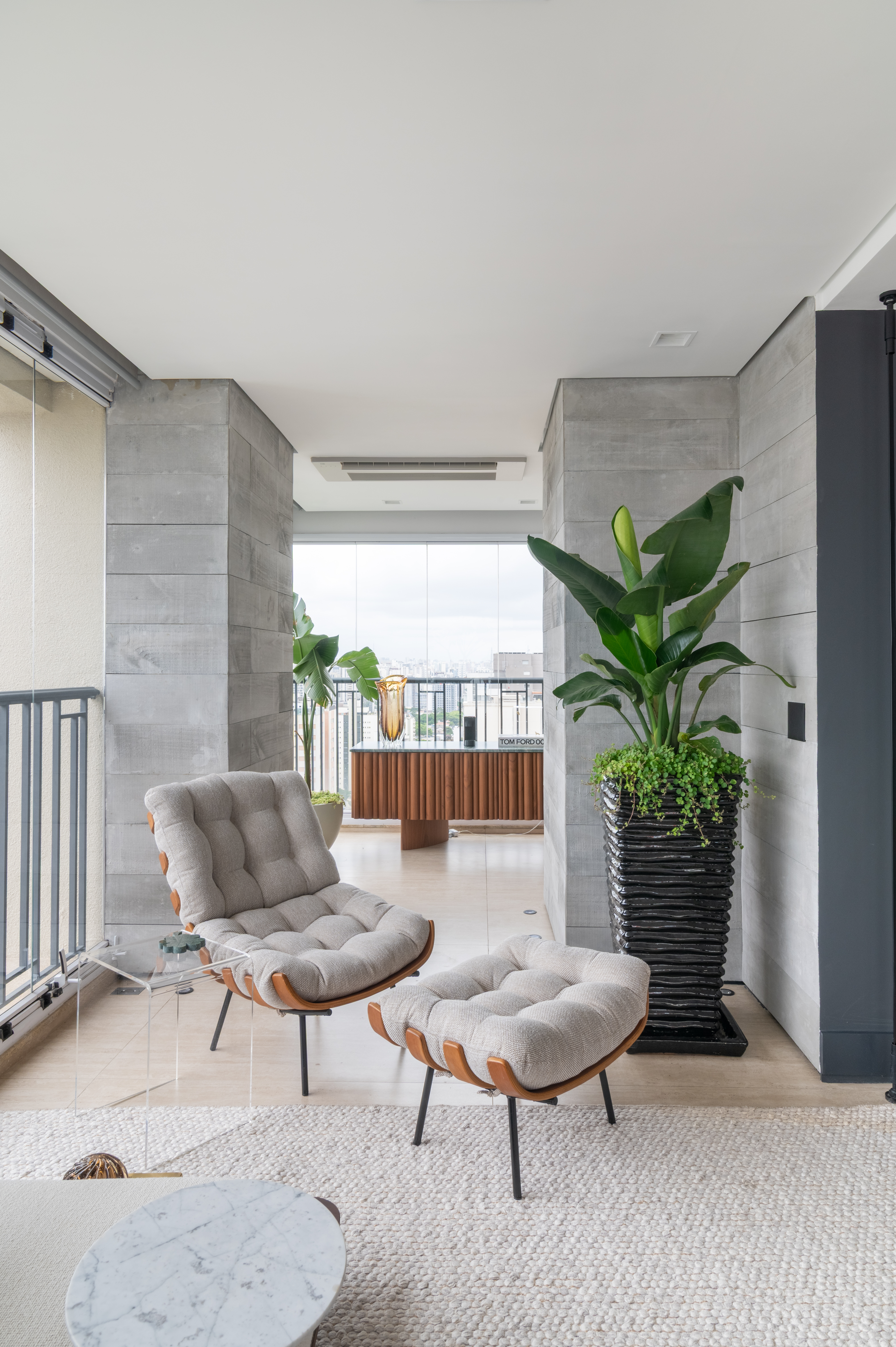 Poltrona com apoio para os p&eacute;s em varanda aberta