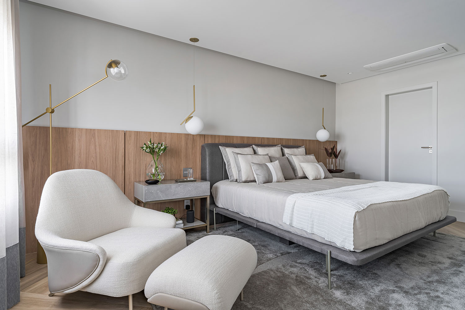 Poltrona branca de deitar em quarto de casal