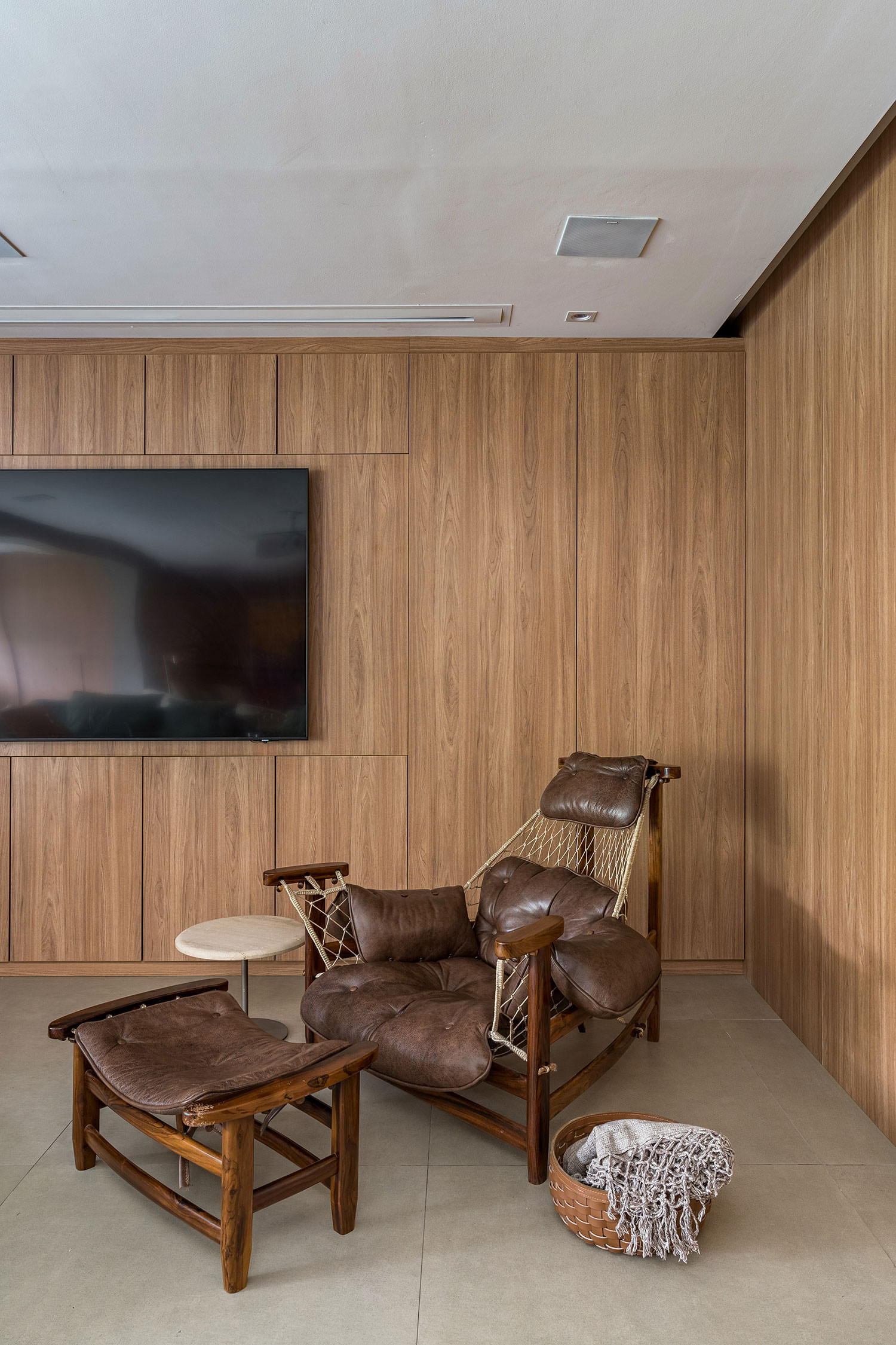 Poltrona marrom em canto de sala de estar