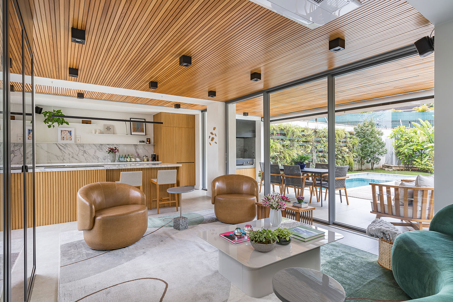 Varanda com duas poltronas individuais beges