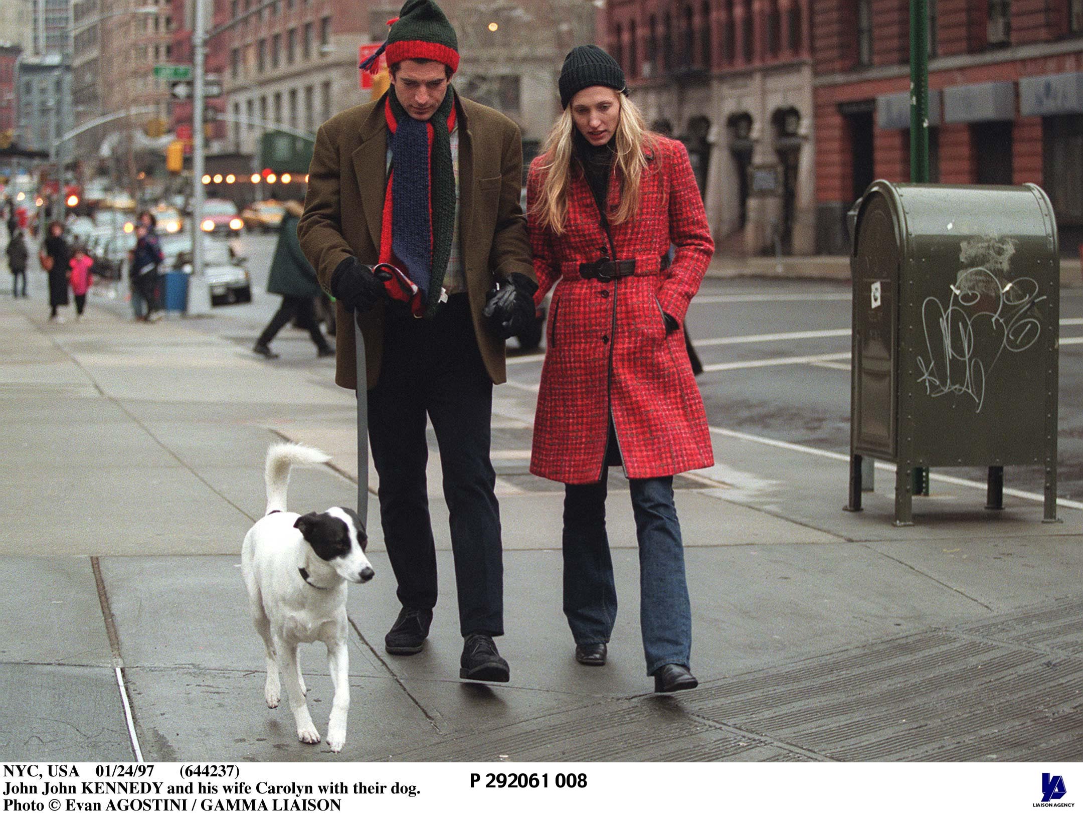 John F. Kennedy Jr. e Carolyn Bessette caminham com o cachorro pelas ruas de Tribeca, em Nova York, em 1997