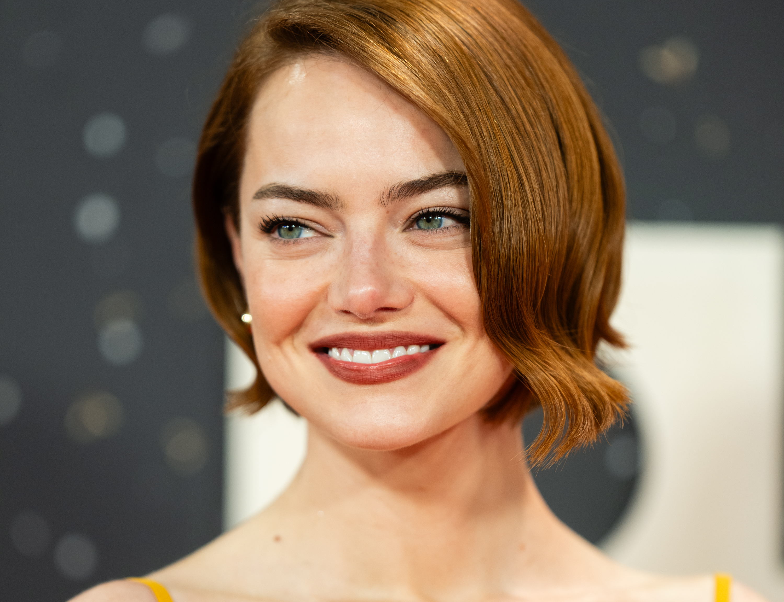 Versátil, adapta-se a diversos tipos de cabelo e rostos, oferecendo opções do clássico ao texturizado, com franja, risca lateral ou efeito molhado. Descubra inspirações para adotar o corte.