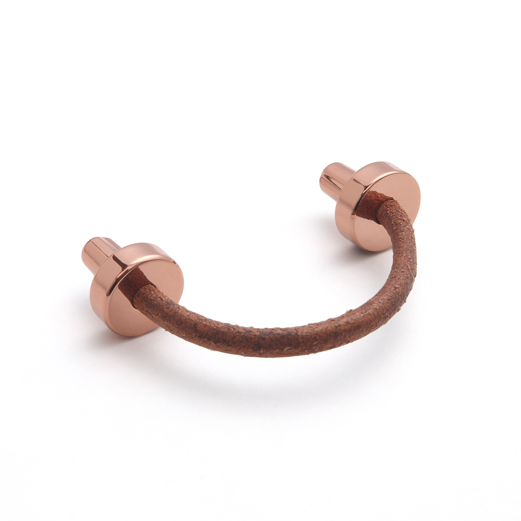 Puxador de arm&aacute;rio de couro com detalhe metalico dourado