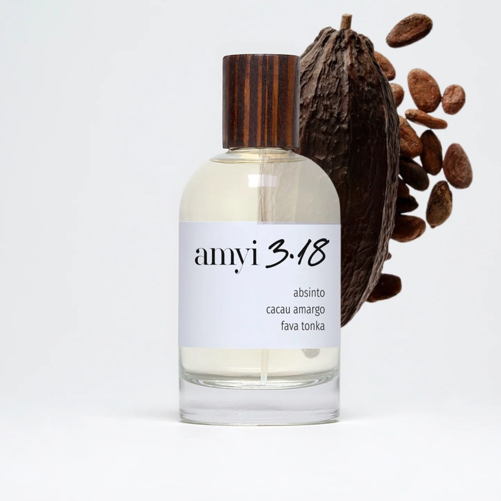 Foto do perfume Amyi 3.18. A embalagem &eacute; branca, com a tampa marrom e um escrito na frente dele