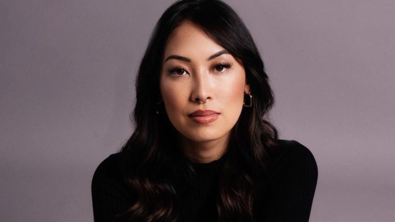 Retrato de Ana Hikari com expressão séria, cabelo longo e maquiagem natural, destacando a atriz brasileira conhecida por As Five e novos projetos no streaming e cinema.