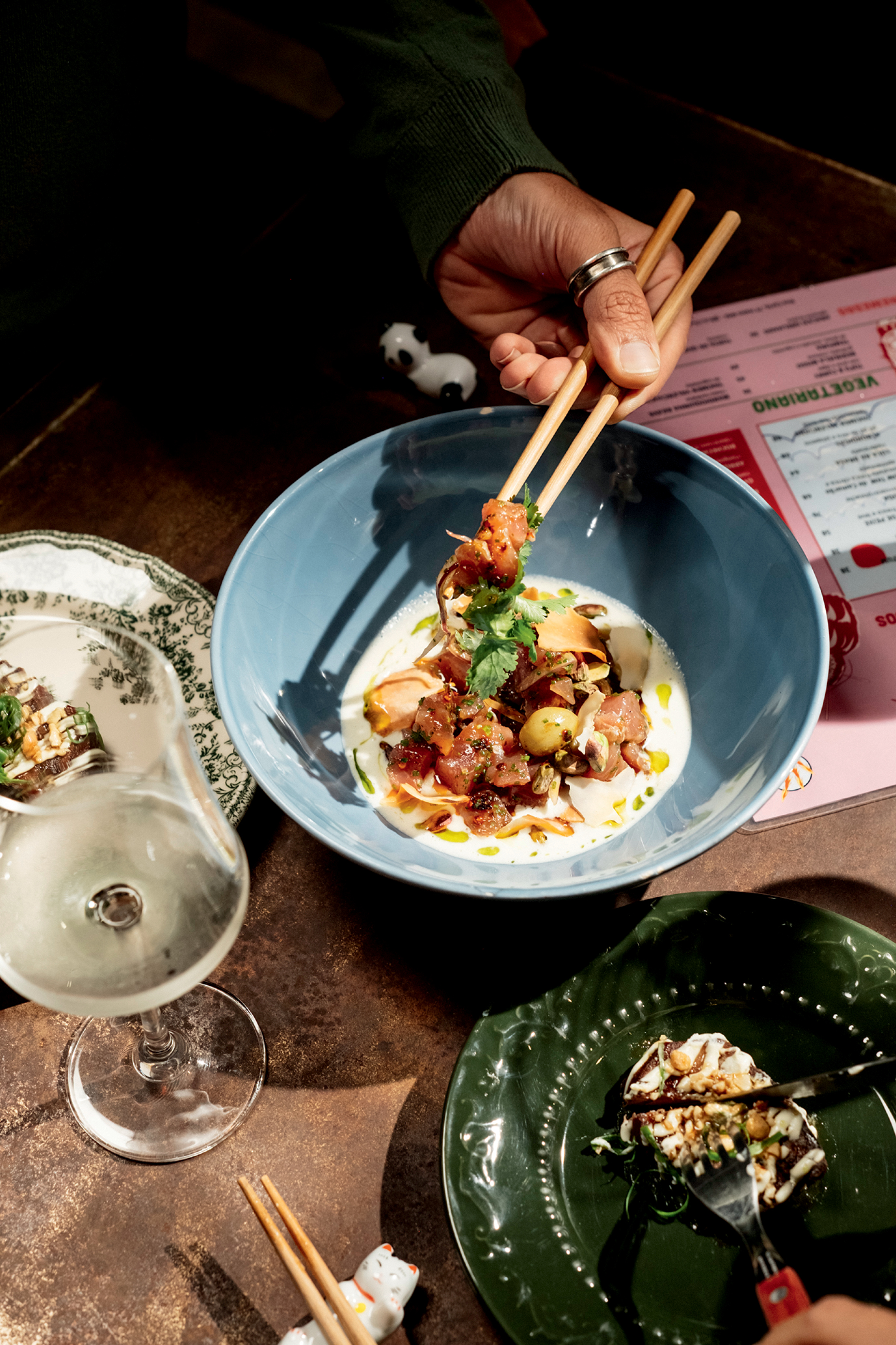 Prato Kokoda do restaurante Barkatu, com atum cru em leite de coco, pistache, coentro e coco, exemplo da culin&aacute;ria japonesa contempor&acirc;nea com influ&ecirc;ncia de tapas em S&atilde;o Paulo.
