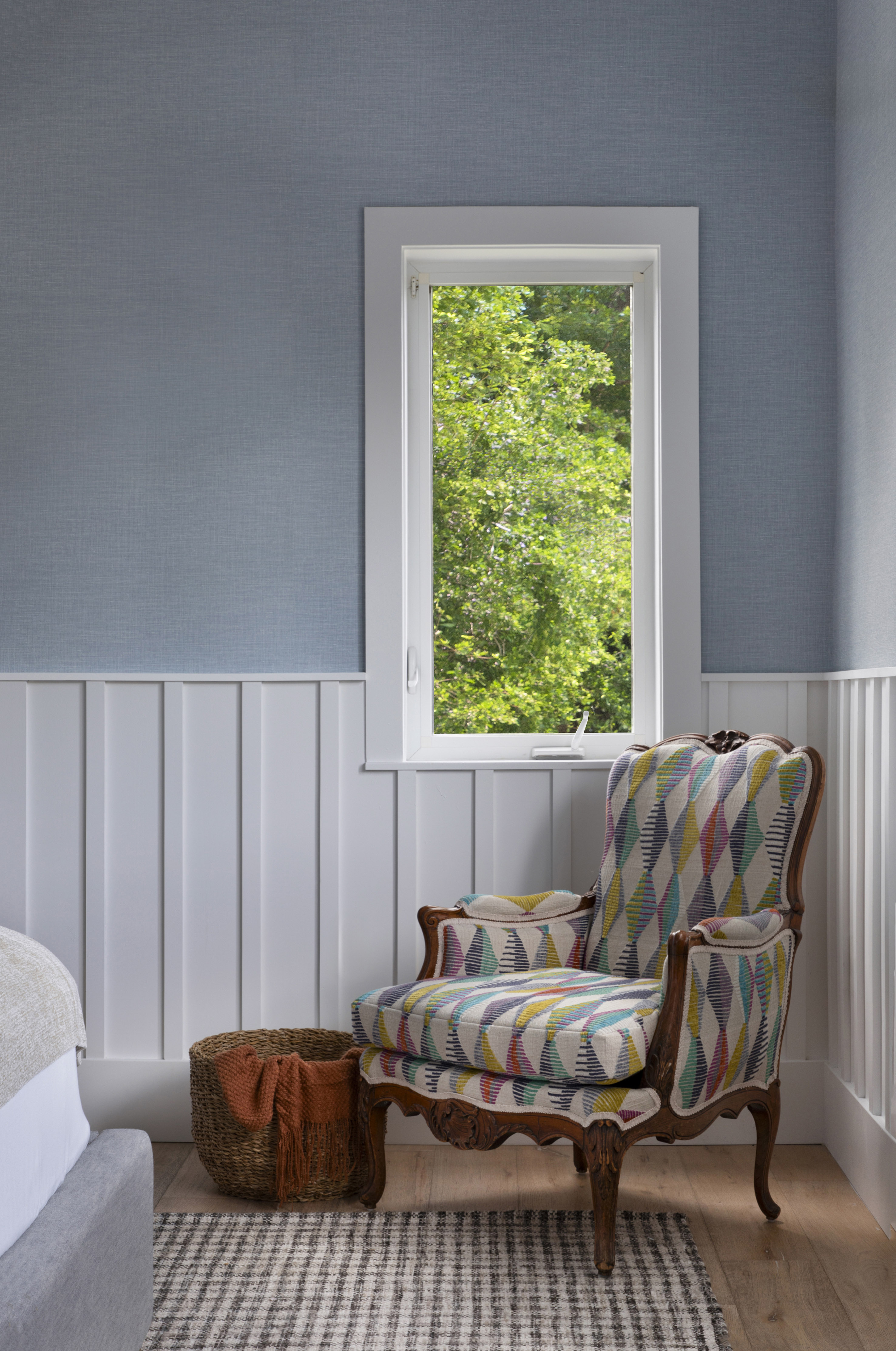 Cantinho de leitura com poltrona colorida em quarto