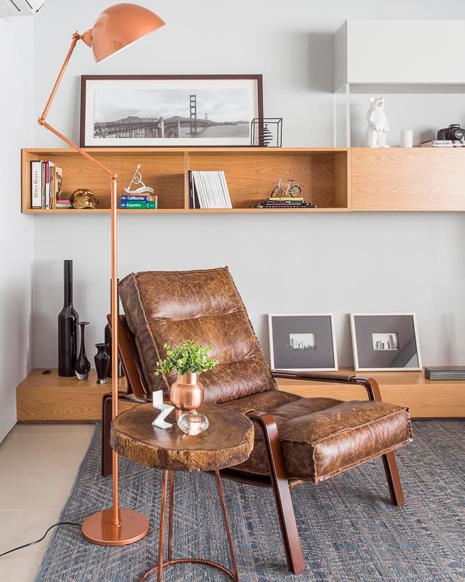 Cantinho da leitura charmoso com poltrona de couro marrom