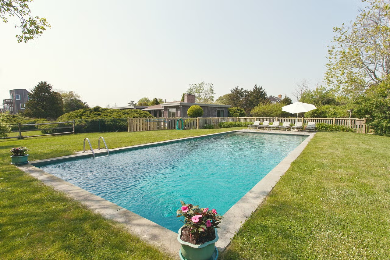 Piscina da casa de ver&atilde;o em Sagaponack, nos Hamptons, onde o casal passava os ver&otilde;es