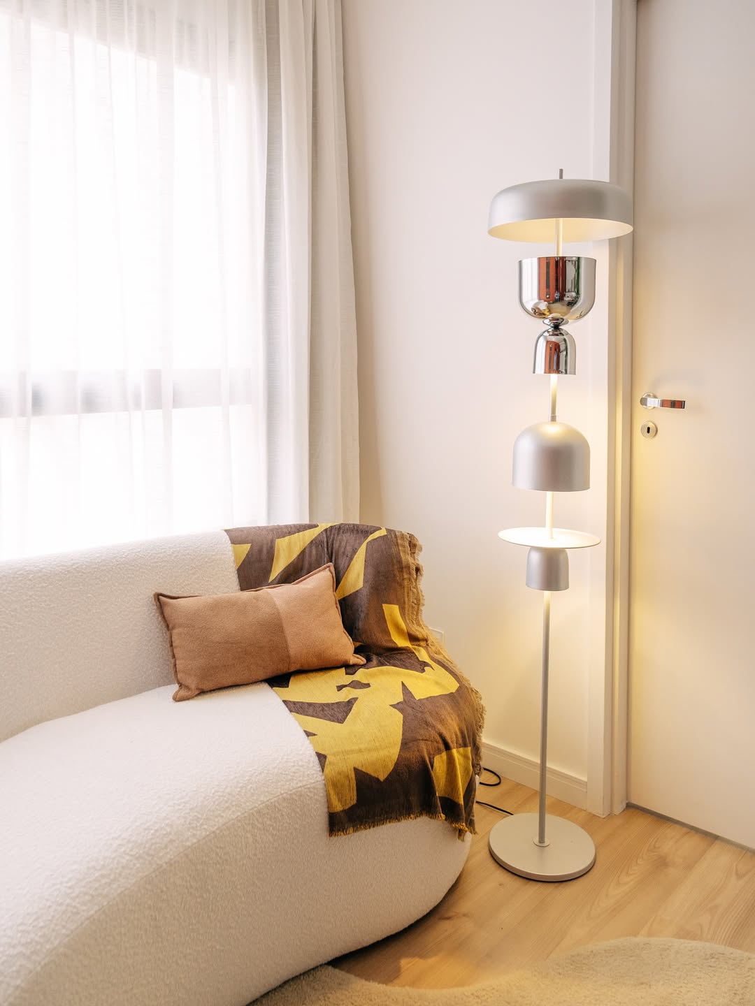 Abajur moderno em tons de prata