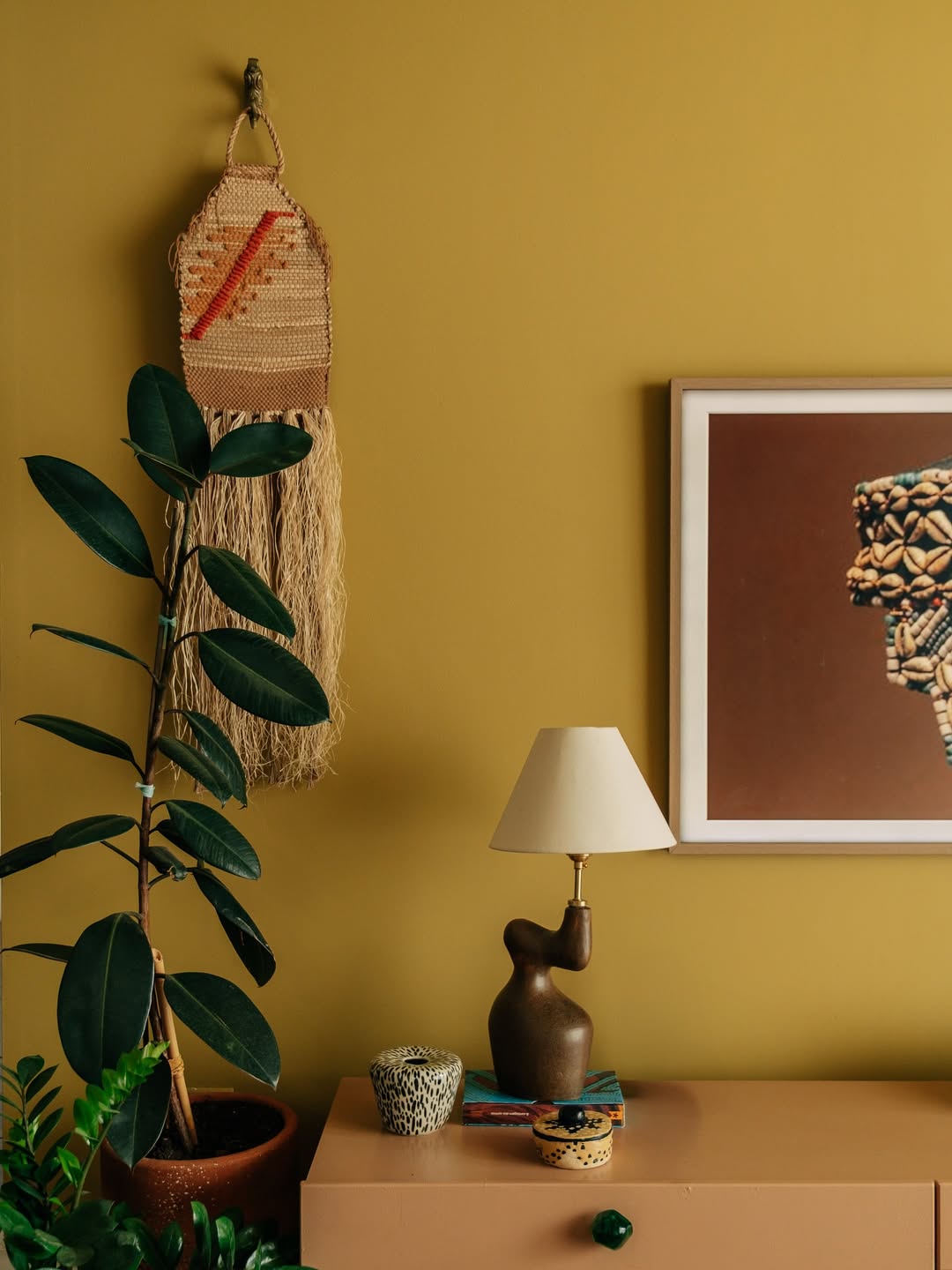 Abajur de madeira escultural