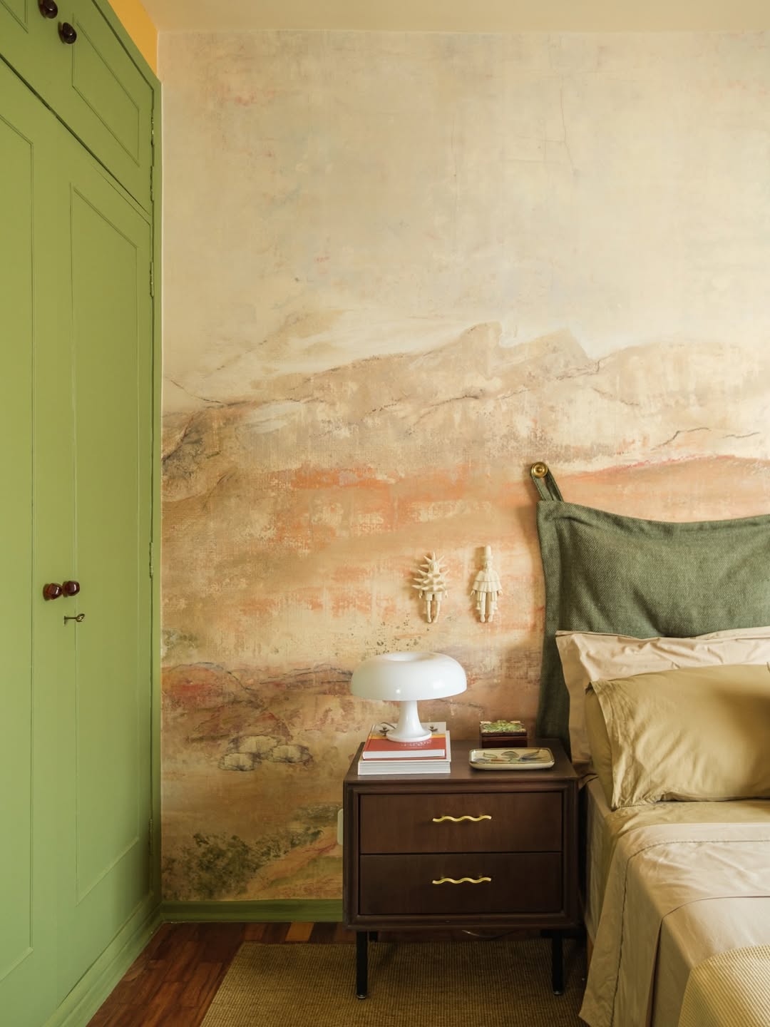 Quarto com c&ocirc;moda e abajur branco escultural