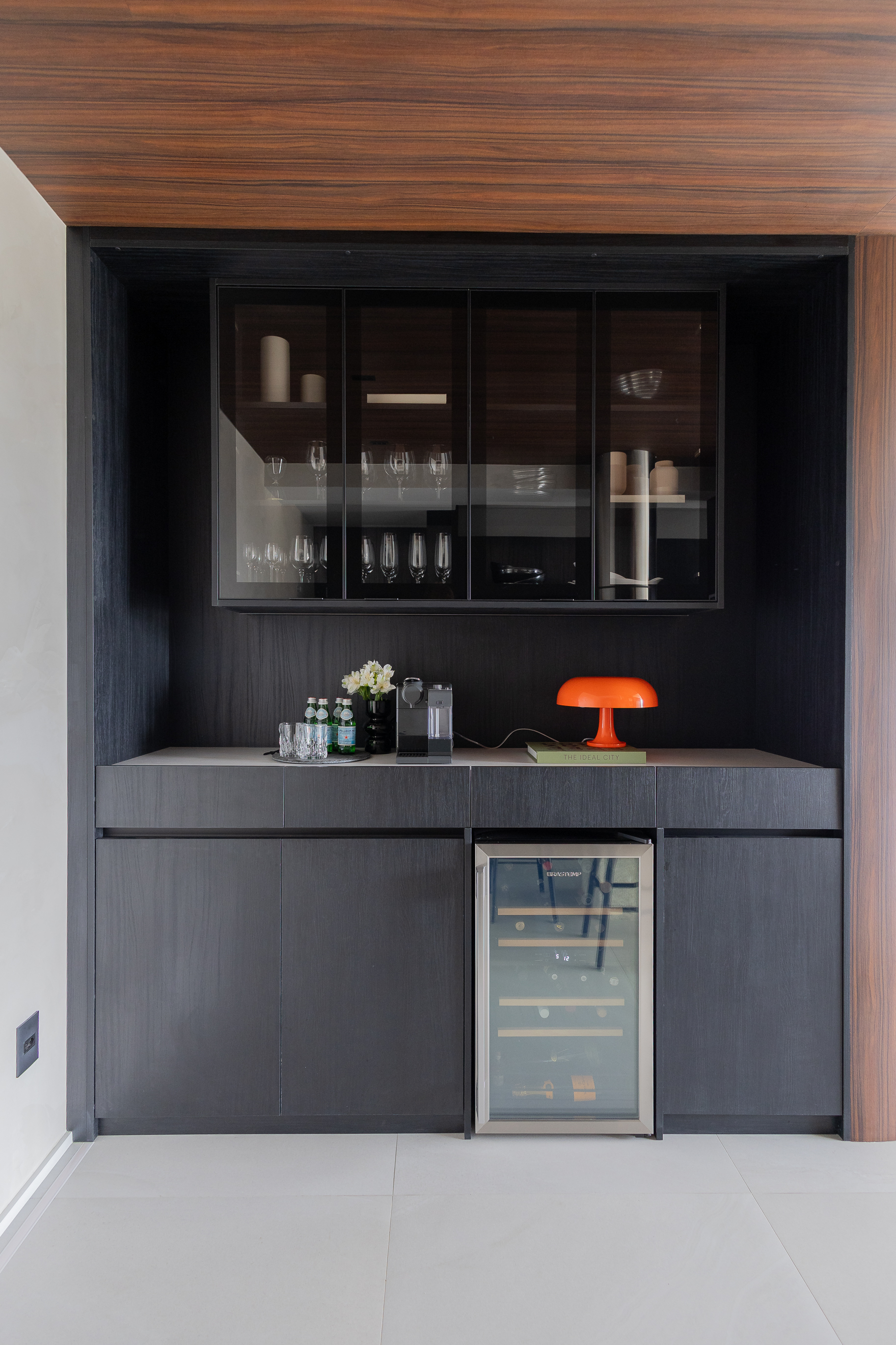 Abajur vermelho posicionado em cantinho do bar