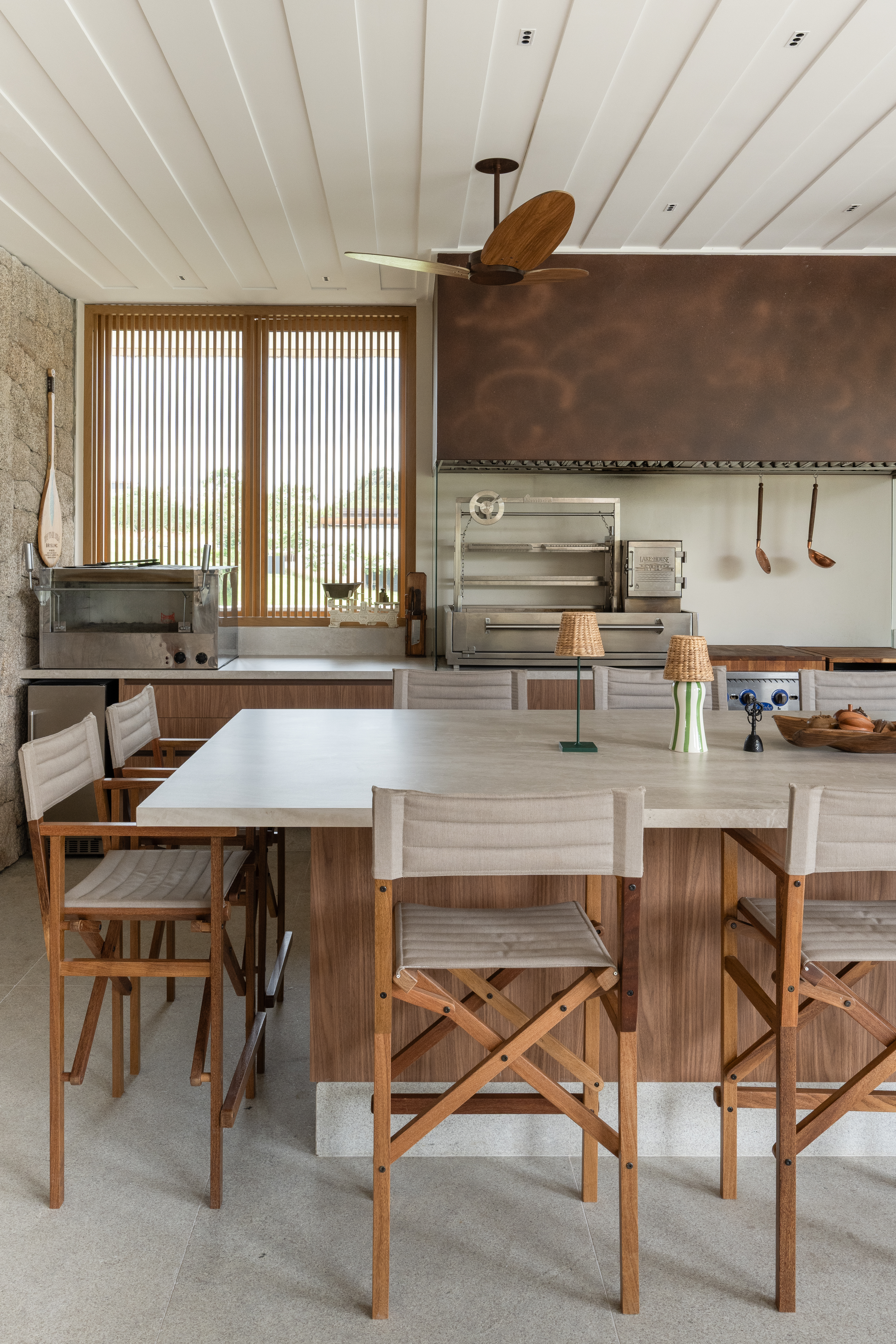 Dois abajures coloridos posicionados na mesa da cozinha