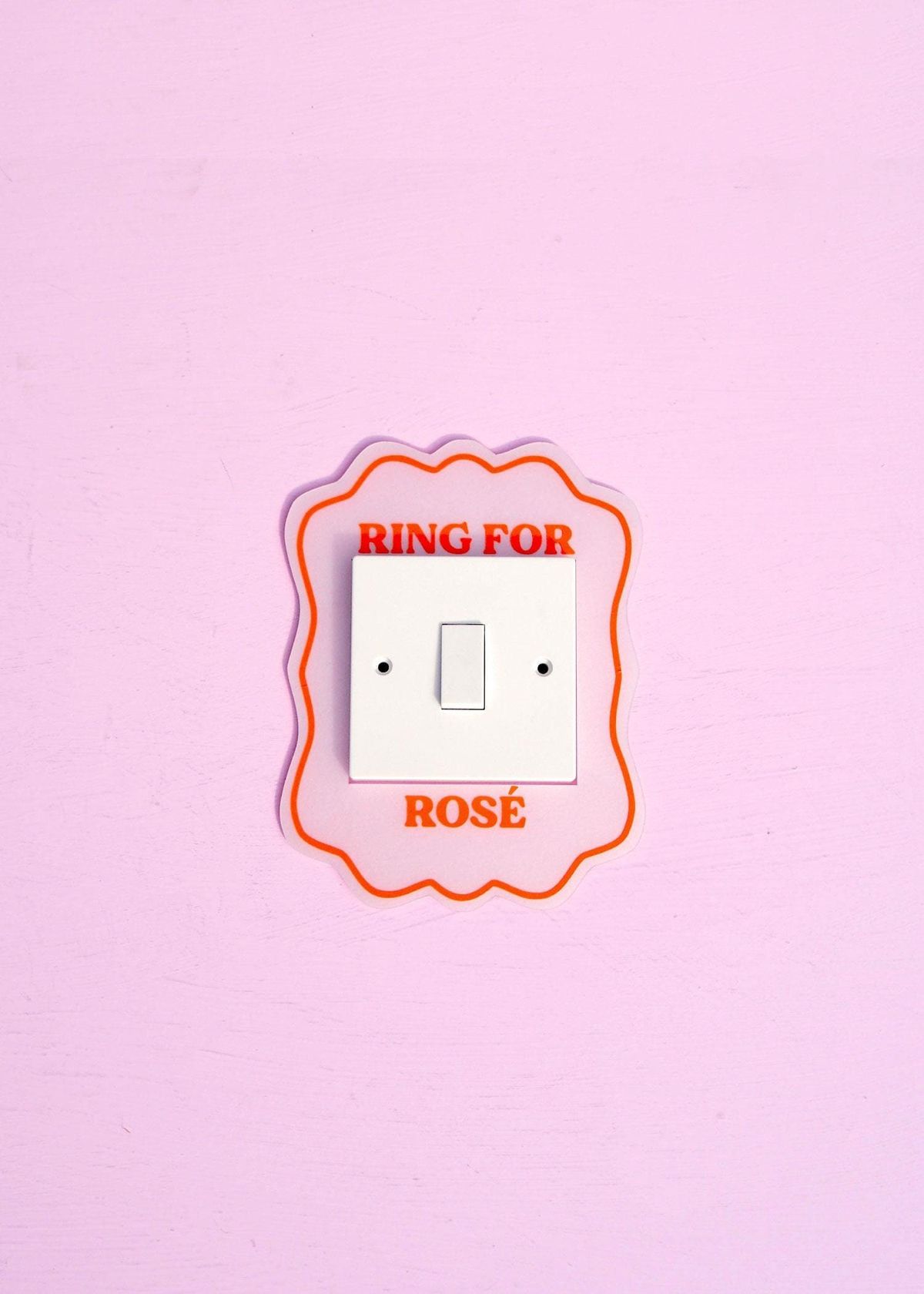 Moldura de interruptor rosa com linhas e escrito em vermelho