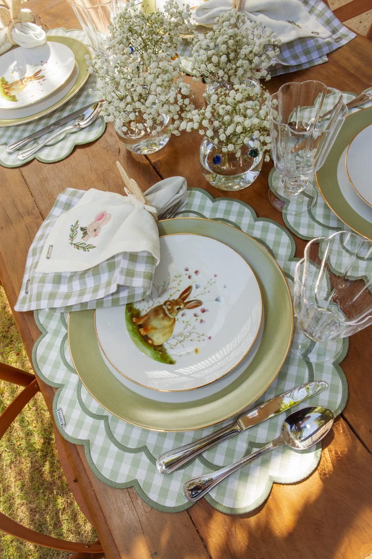 Mesa posta com sousplat xadrez e estampas de coelhinhos