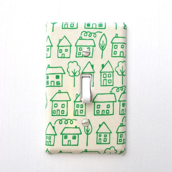 Moldura de interruptor infantil branca com desenhos em verde