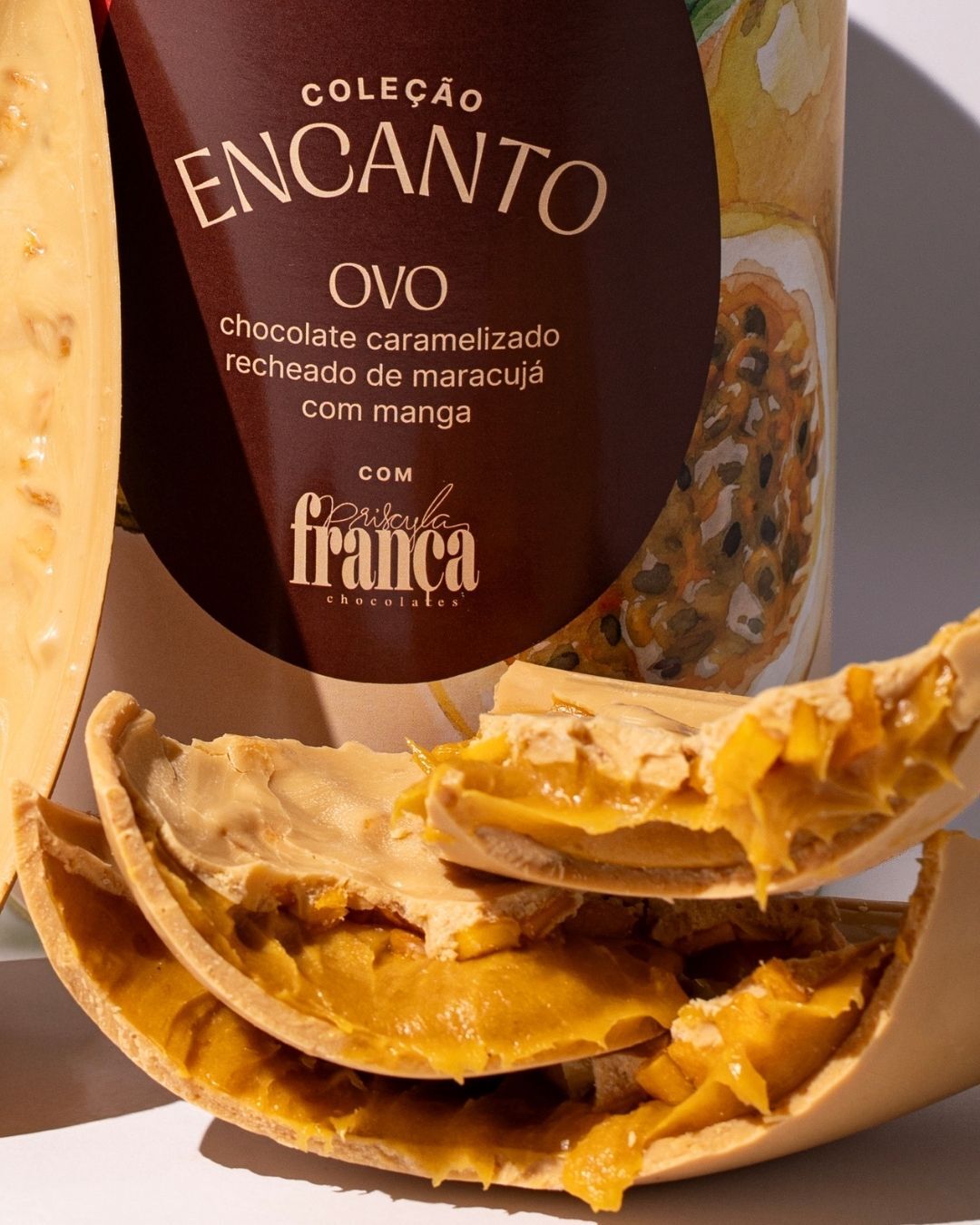 Close em ovo de p&aacute;scoa de chocolate branco e maracuj&aacute; cortado ao meio