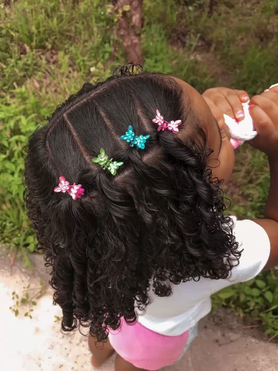 Cachos soltos com presilhas: penteado simples para cabelo cacheado infantil