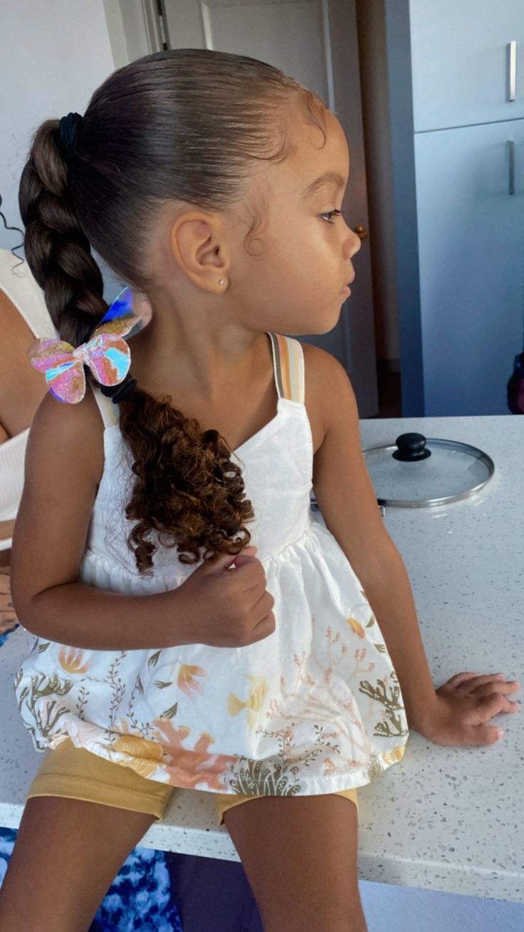 Rabo de cavalo com tran&ccedil;a para cabelo cacheado infantil