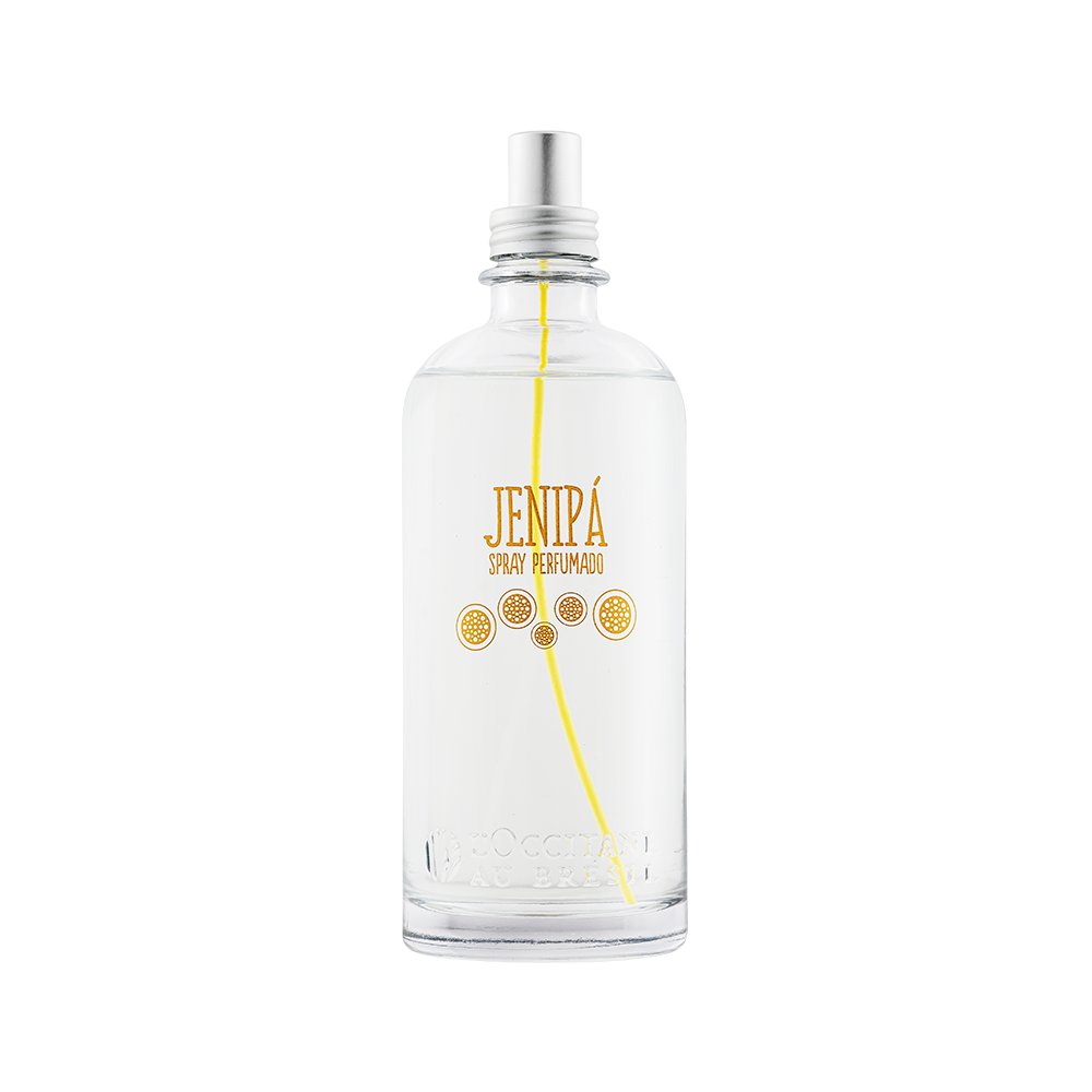 Frasco transparente de spray perfumado Jenip&aacute;, da L&rsquo;Occitane au Br&eacute;sil, com l&iacute;quido claro e detalhes em amarelo no r&oacute;tulo, em design minimalista.