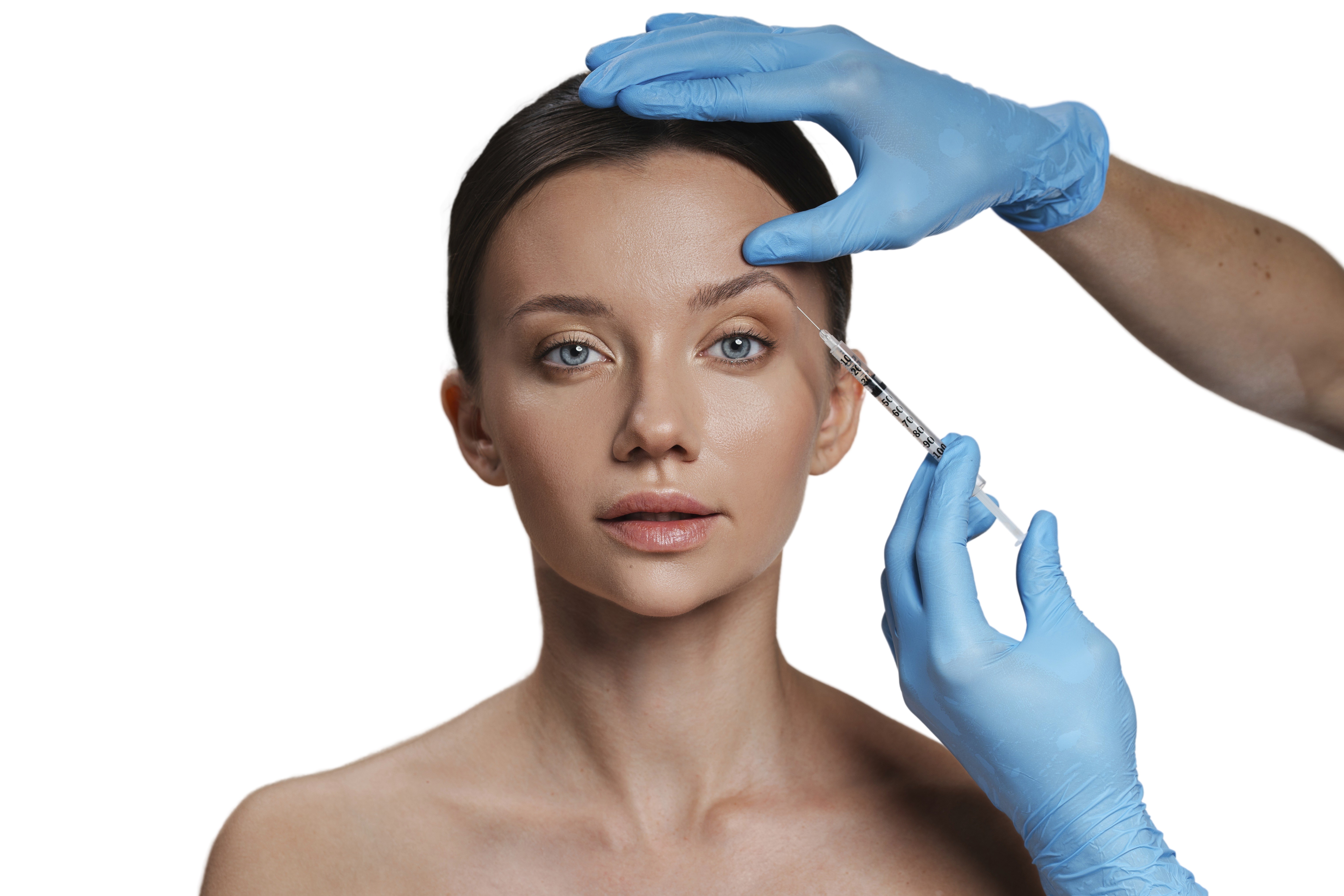 Uma mulher aparece em close enquanto um profissional, usando luvas m&eacute;dicas, aplica uma inje&ccedil;&atilde;o est&eacute;tica na regi&atilde;o da testa. A imagem ilustra procedimentos minimamente invasivos, como aplica&ccedil;&otilde;es de botox, cada vez mais populares em tratamentos est&eacute;ticos.
