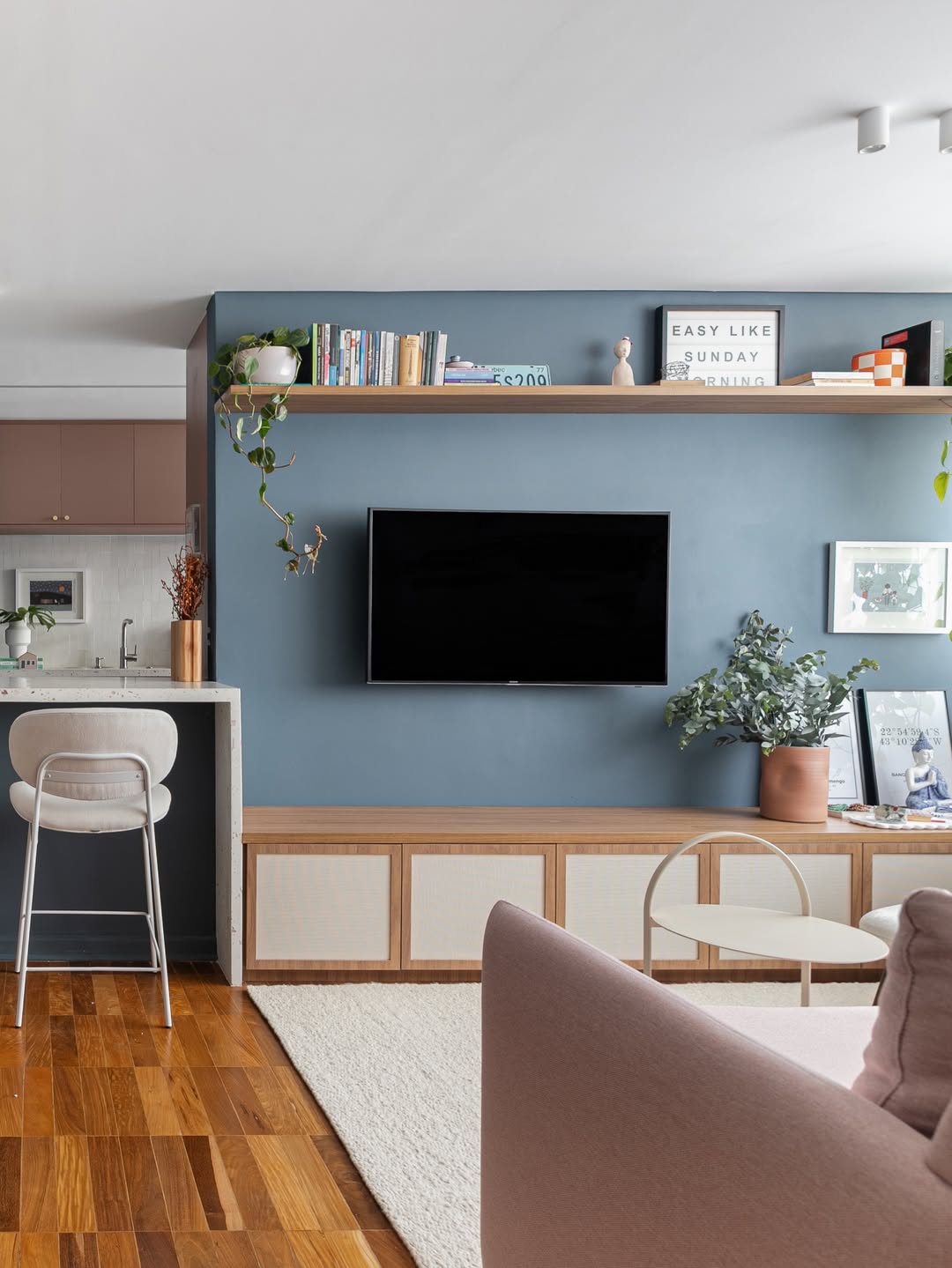 Sala de televis&atilde;o com parede azul beb&ecirc;