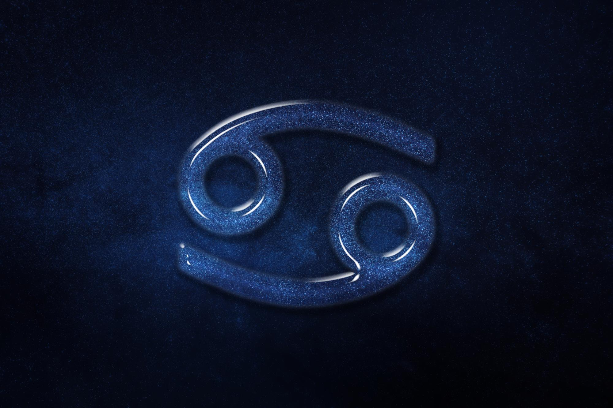 Ilustra&ccedil;&atilde;o do s&iacute;mbolo de C&acirc;ncer, signo ligado &agrave;s emo&ccedil;&otilde;es e &agrave; sensibilidade, representado em um cen&aacute;rio c&oacute;smico.