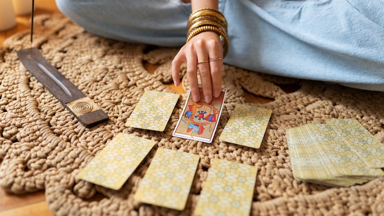 Mulher tirando ratô sentada no chão