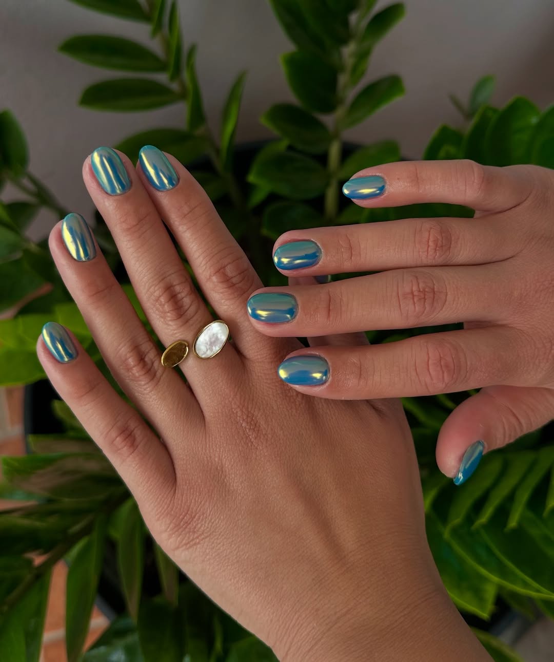 Unhas amendoadas curtas com esmalte cromado azul