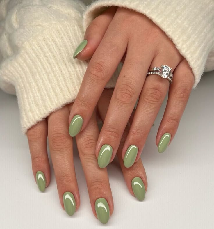 Unhas ovais verde clara