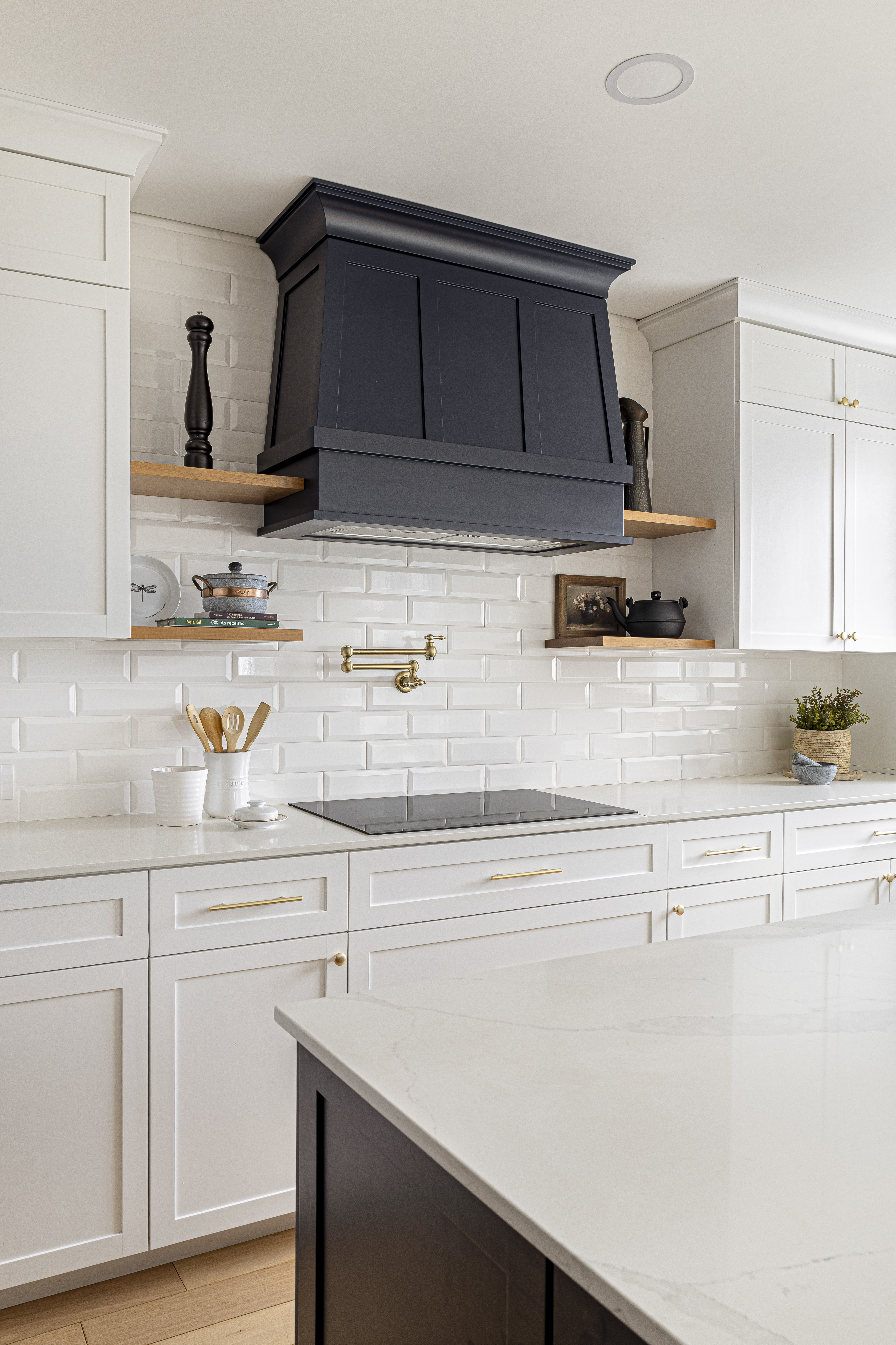 Cozinha em tons de azul escuro e branco com decora&ccedil;&atilde;o francesa