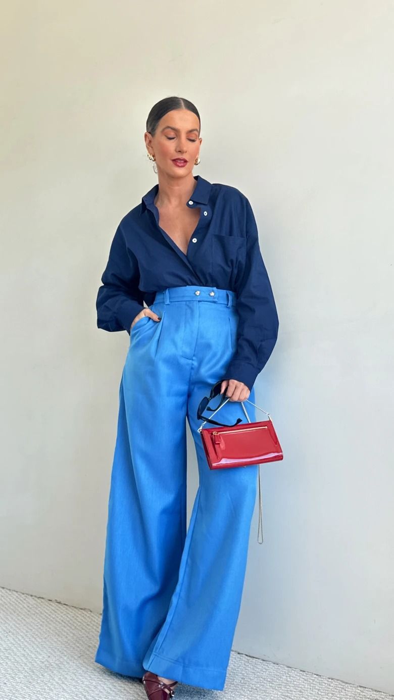 Você pode combinar a calça azul com tons complementares