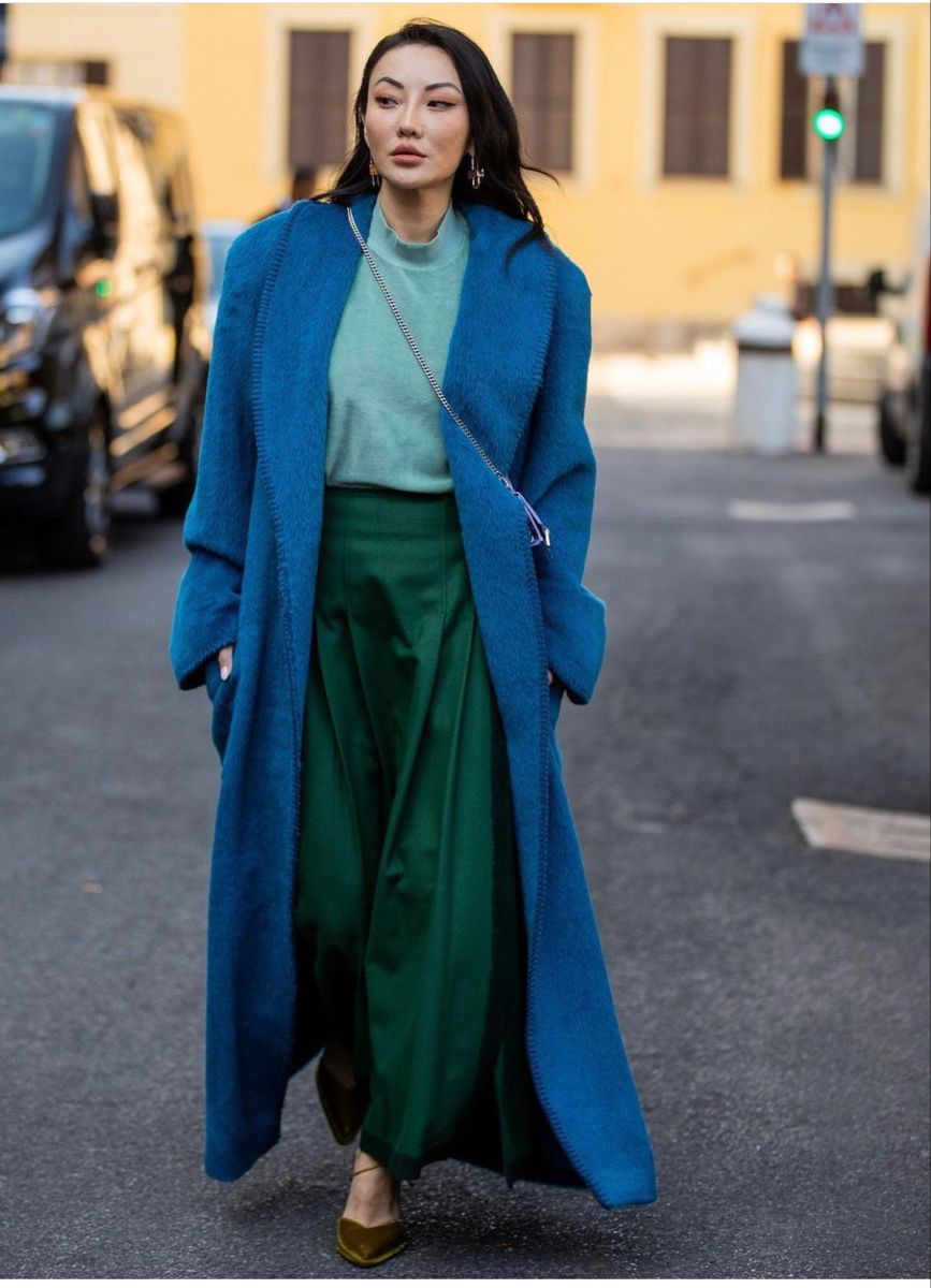 Nos dias frios, aposte em um casaco azul para completar o outfit