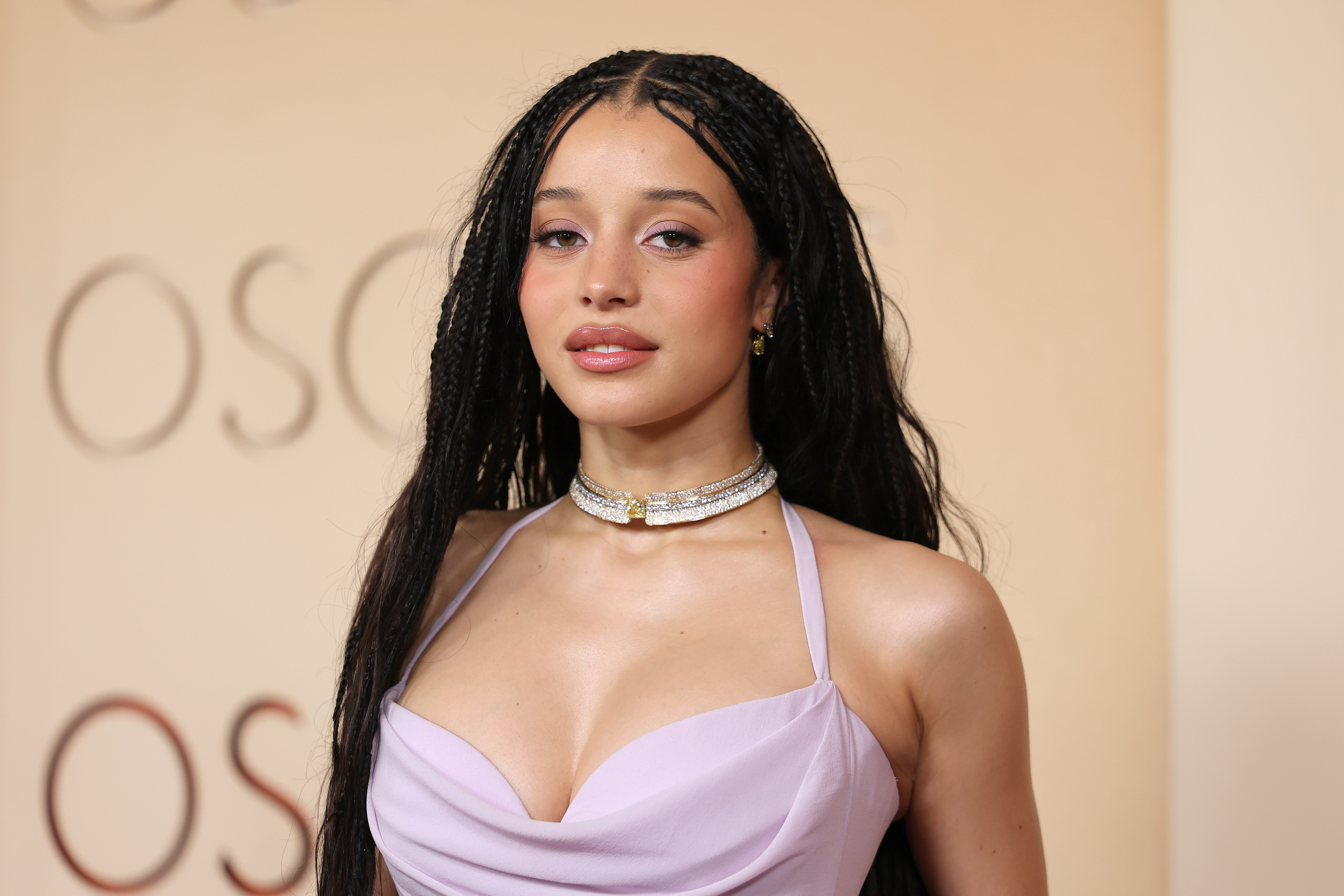 A atriz discute a luta da personagem Agnes em Gilead, a importância da união feminina contra a opressão e sua visão sobre os direitos das mulheres e seu papel como aliada, com linguagem madura e afetiva.