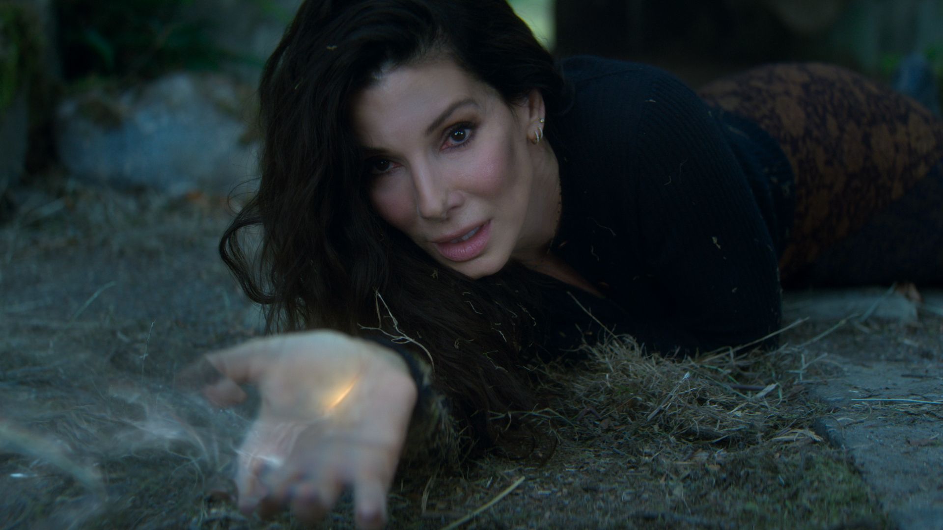 Com o retorno de Sandra Bullock e Nicole Kidman, e direção de Susanne Bier, o filme expande o universo da bruxaria, focando em temas como herança familiar e o poder feminino, prometendo nostalgia, romance e boas risadas.