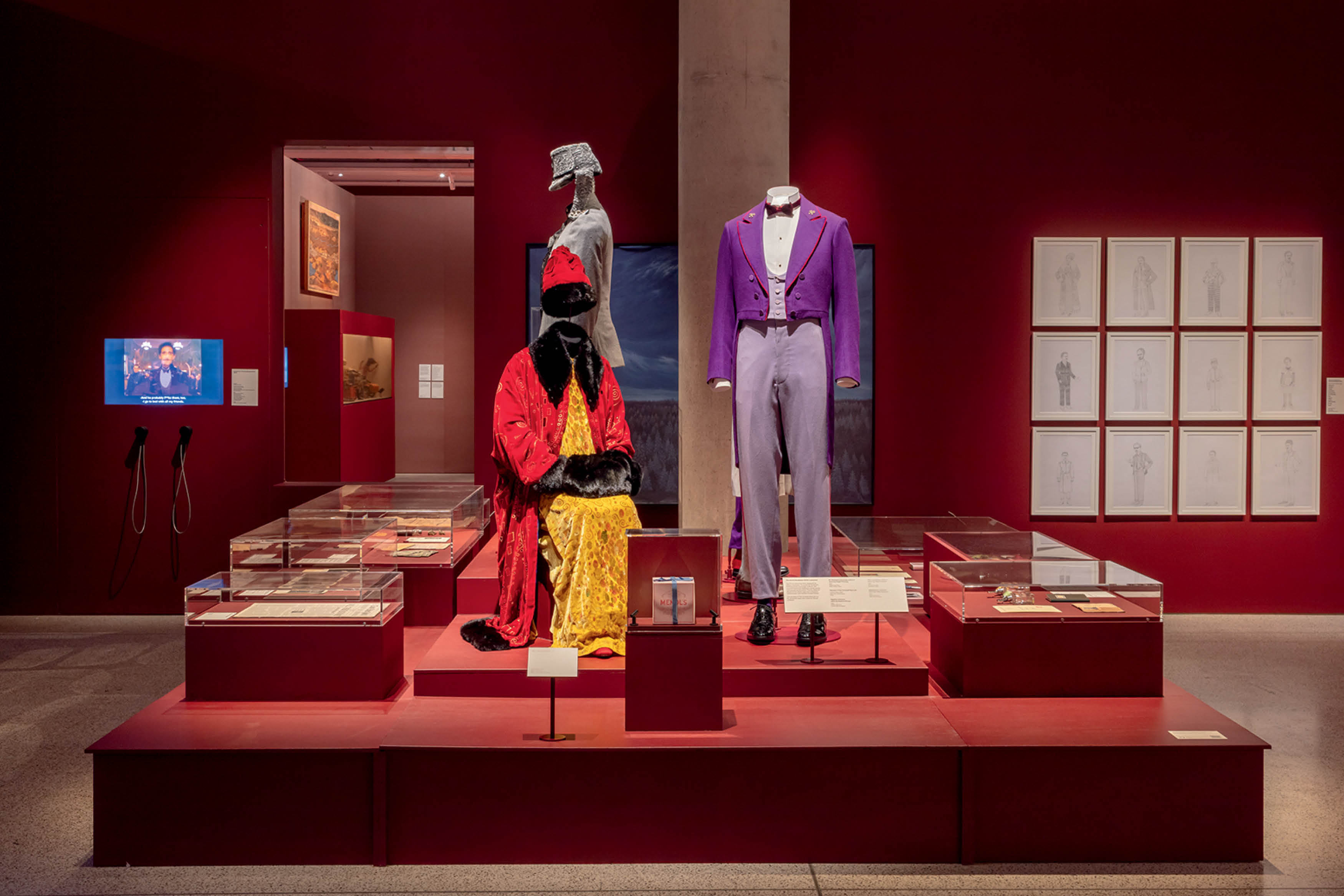 Exposi&ccedil;&atilde;o de moda em museu com figurinos hist&oacute;ricos e pe&ccedil;as de alta-costura em destaque