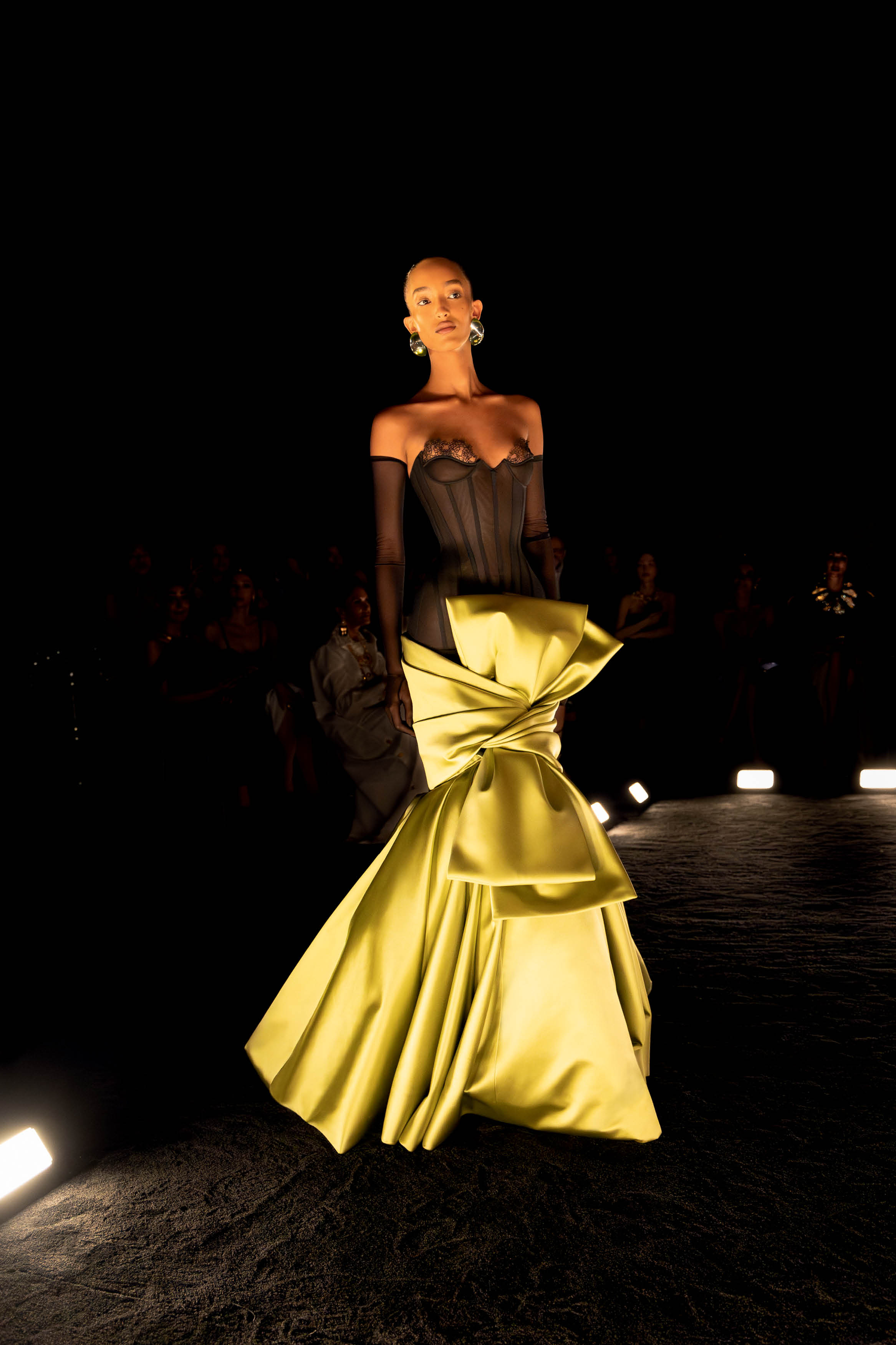 Modelo em passarela com vestido de alta-costura estruturado e volumoso, representando a inova&ccedil;&atilde;o e o impacto visual das exposi&ccedil;&otilde;es e cole&ccedil;&otilde;es contempor&acirc;neas