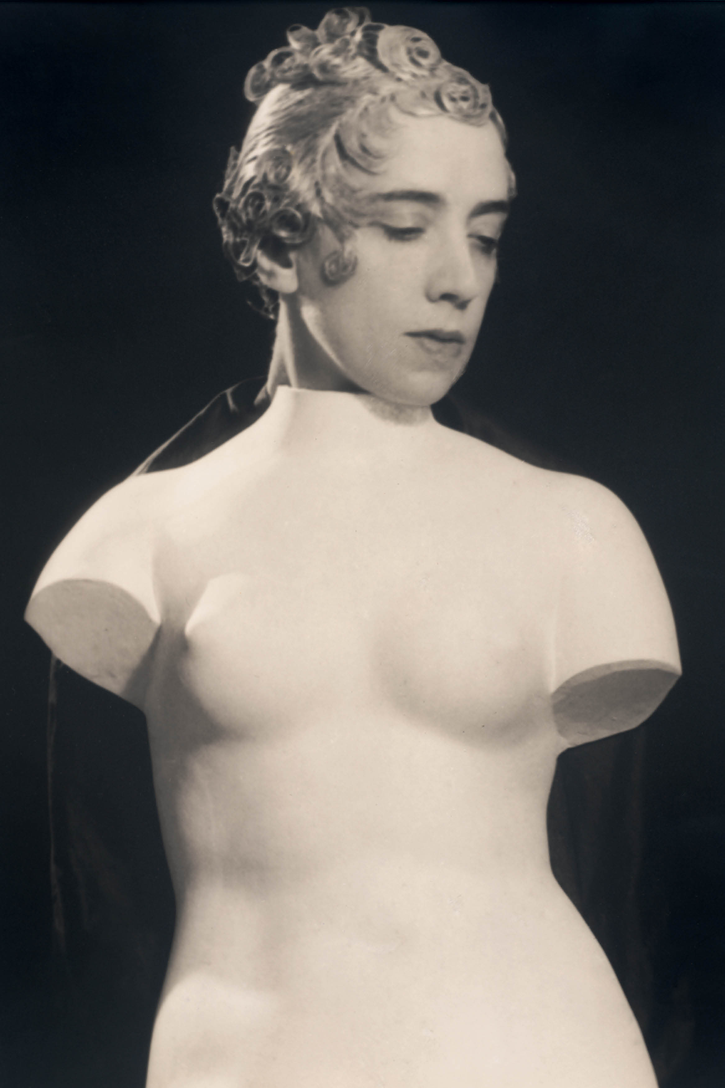 Retrato cl&aacute;ssico em preto e branco de manequim feminino, evocando a hist&oacute;ria da moda e refer&ecirc;ncias do s&eacute;culo XX