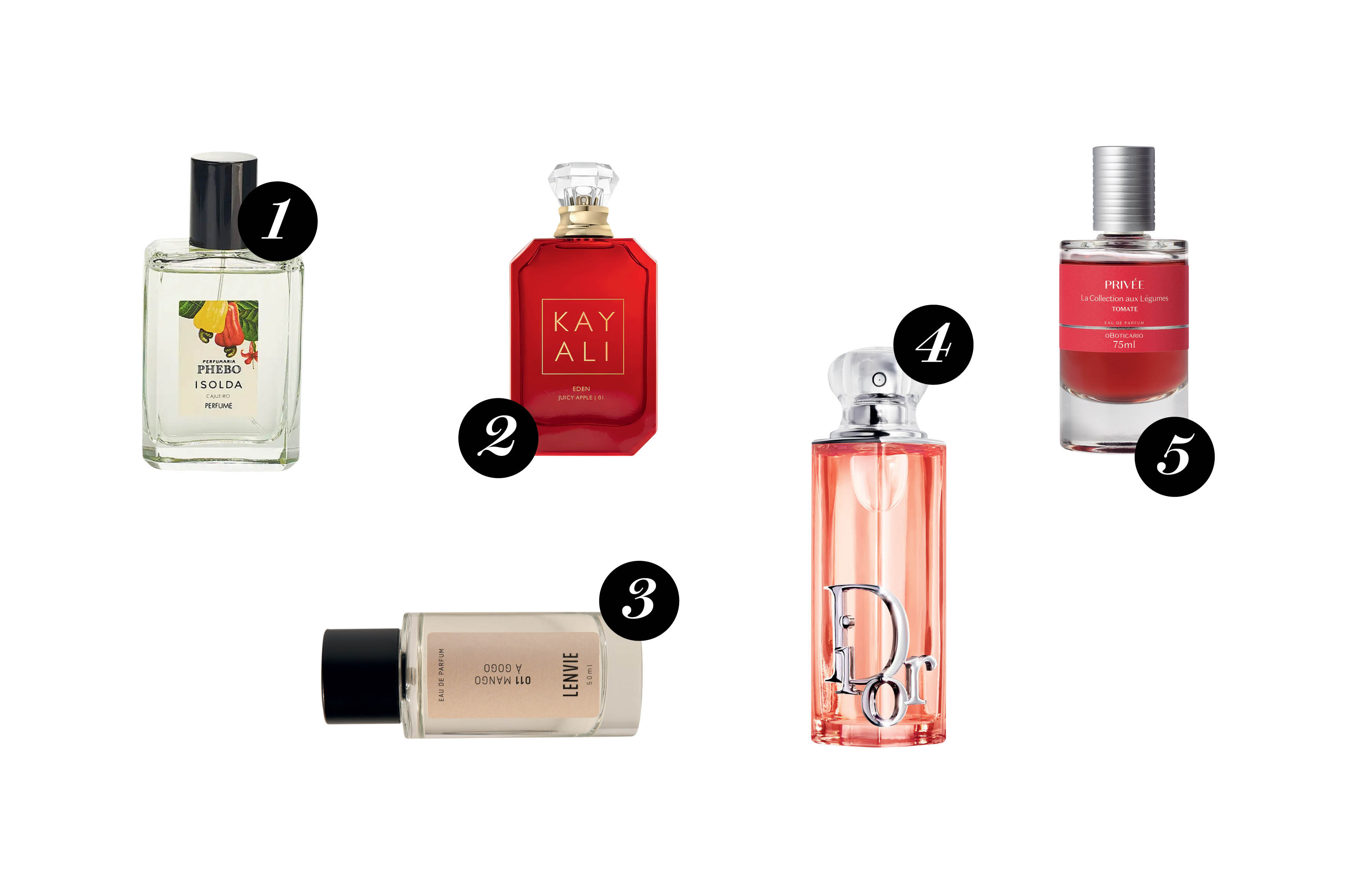 Sete frascos de perfumes dispostos sobre fundo claro, com diferentes formatos e cores, incluindo líquidos transparentes, rosados e vermelhos, representando fragrâncias com notas frutais como caju, maçã, manga, tomate e banana, tendência da perfumaria contemporânea