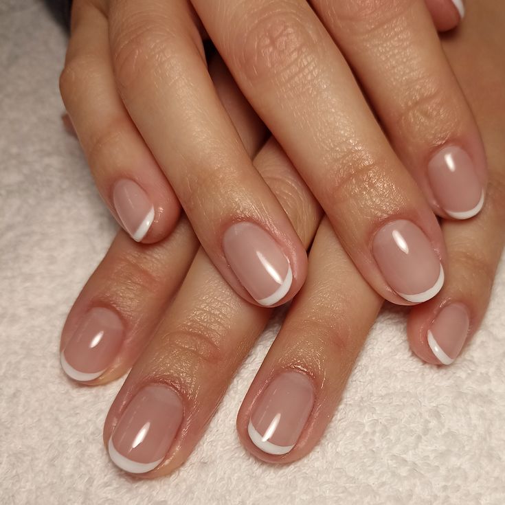 A clássica francesinha volta repaginada com linhas mais finas, base nude e acabamento delicado. É uma tendência forte para quem prefere unhas discretas