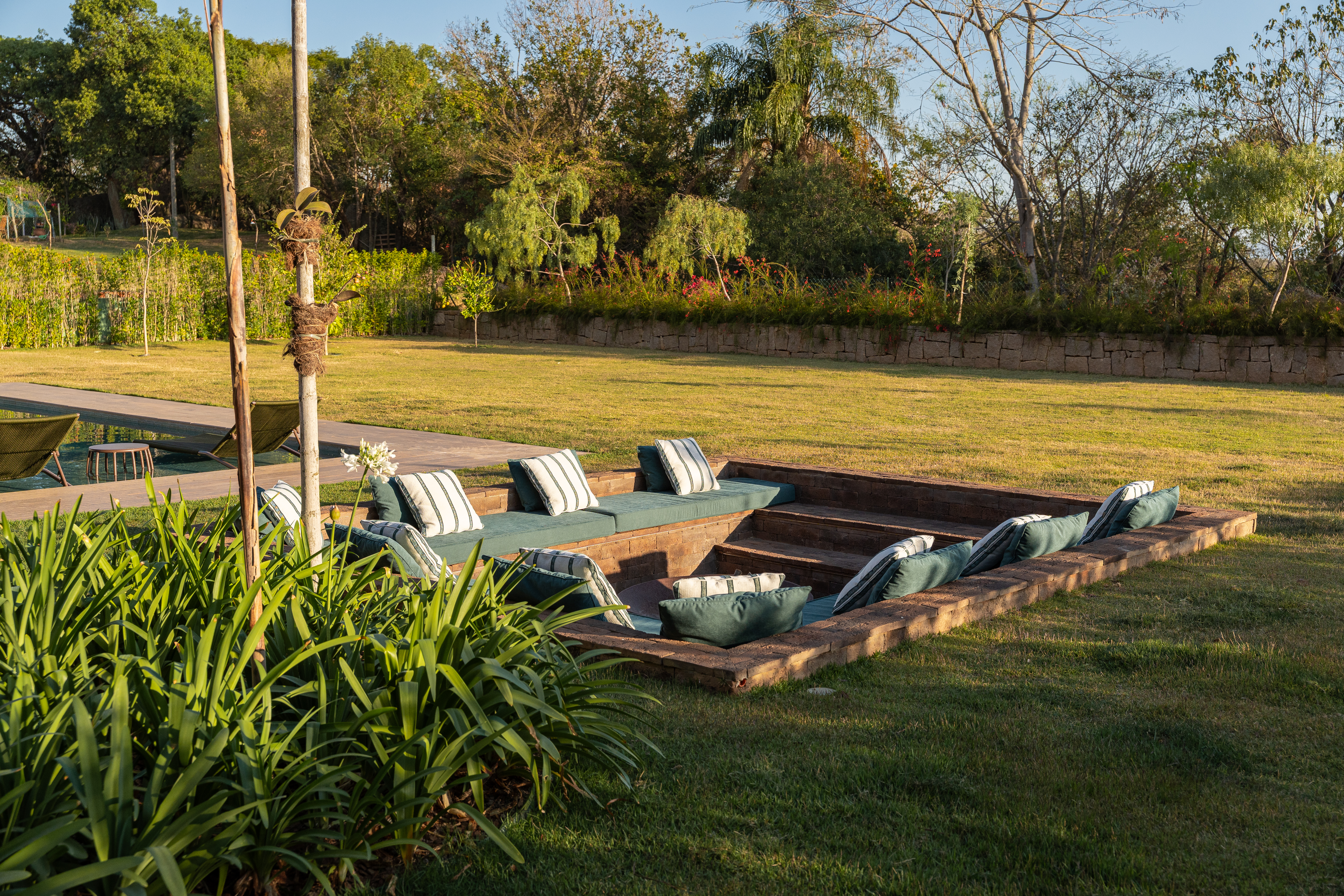Jardim com roda de fogo cercado por grama