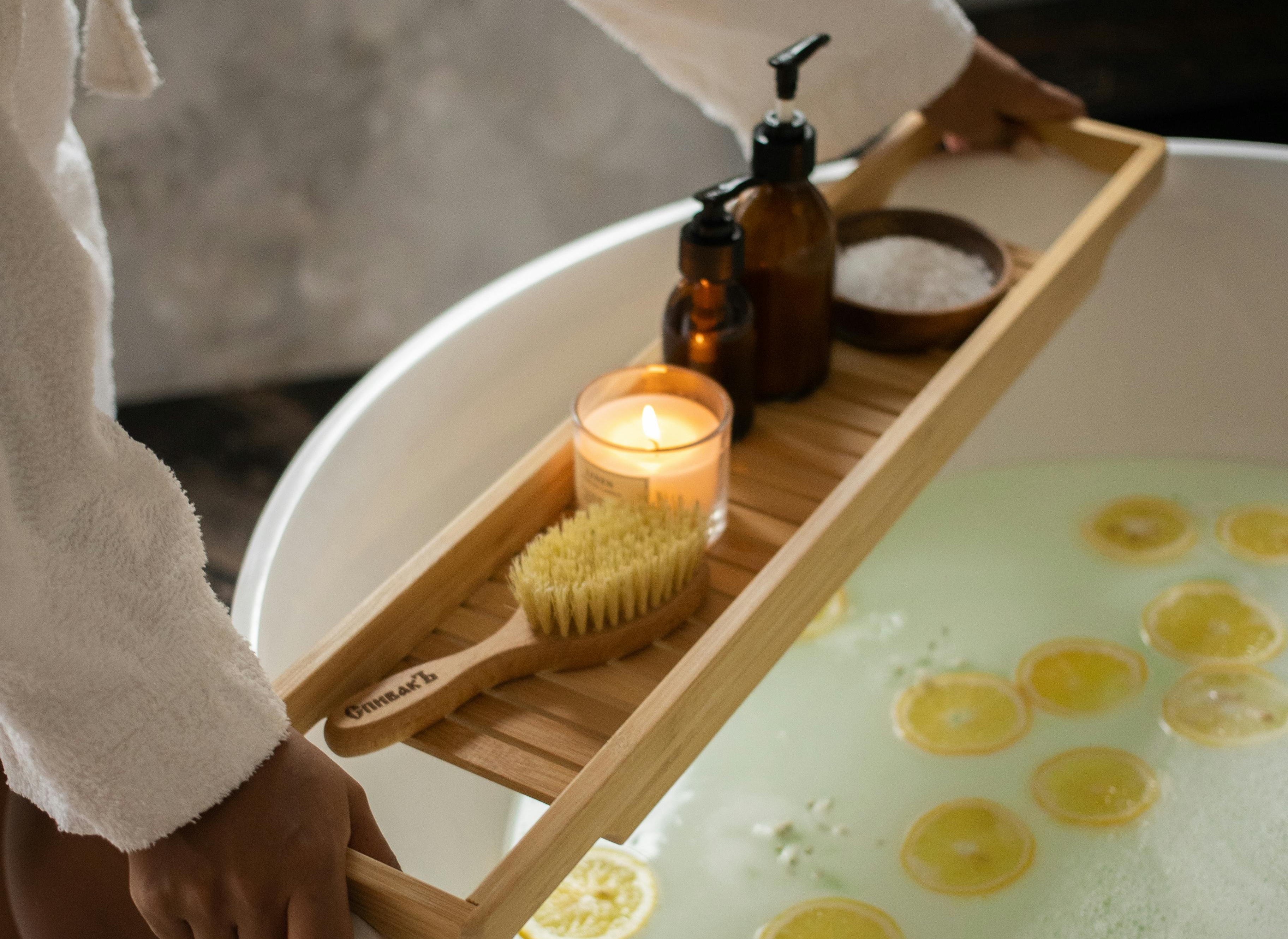 Transforme o cuidado com os pés em um ritual de bem-estar. Aprenda a criar um spa caseiro completo, do escalda-pés à hidratação profunda, para aliviar o cansaço, nutrir a pele e relaxar, usando ingredientes simples. Um guia prático para momentos de autocuidado