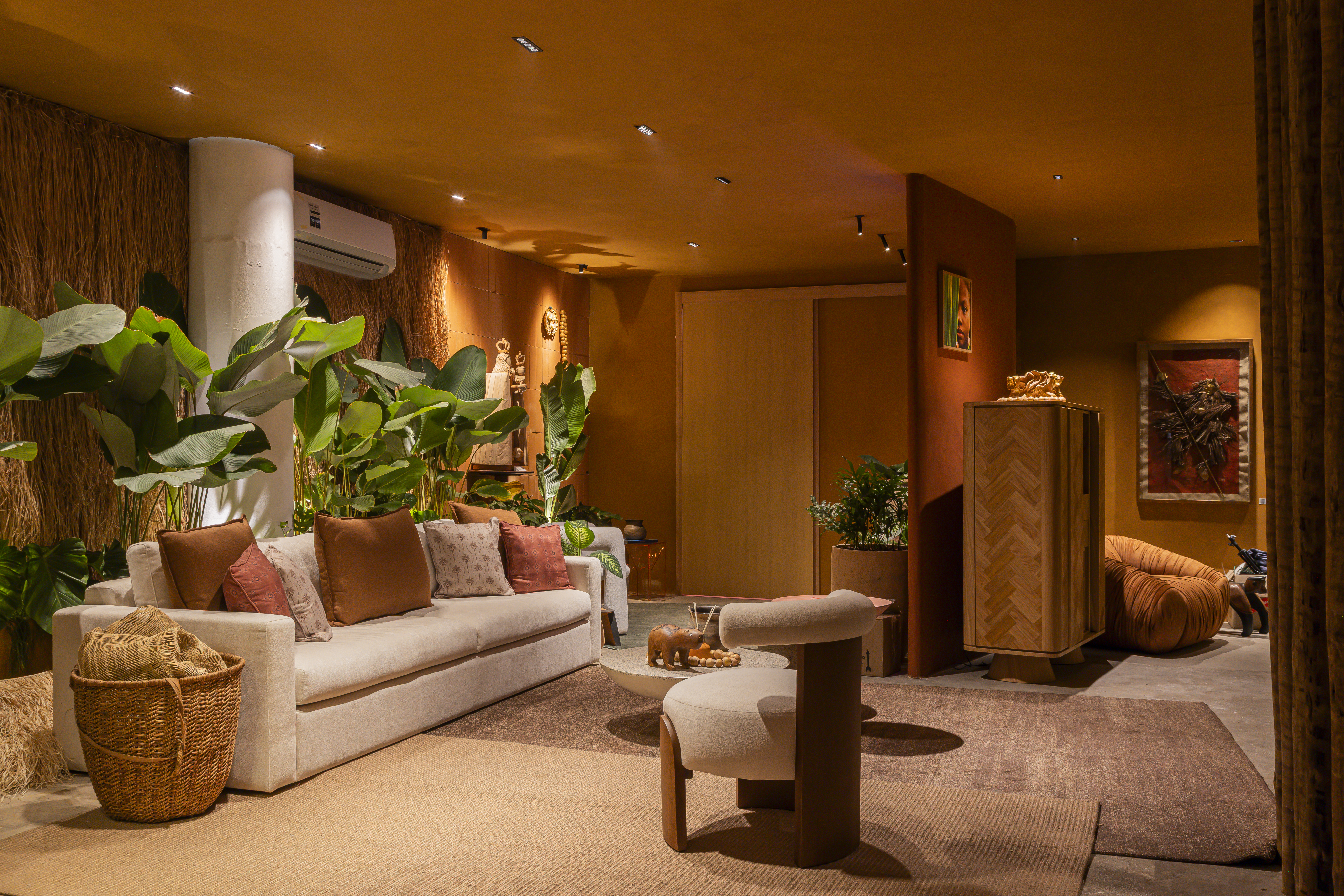 Parte interna de casa em cores terrosas