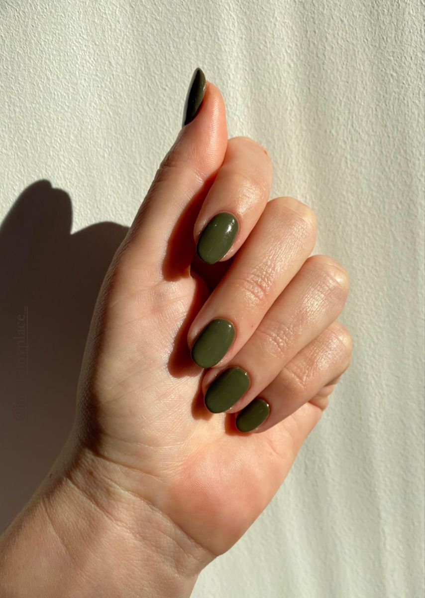 Esse tom aparece como alternativa moderna aos neutros tradicionais. Ele remete à natureza e traz um toque contemporâneo para as unhas curtas, sem perder a discrição