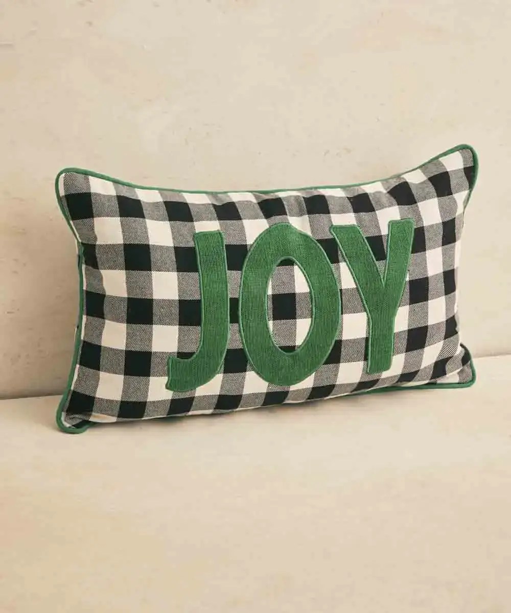 Almofada xadrez com escrito joy
