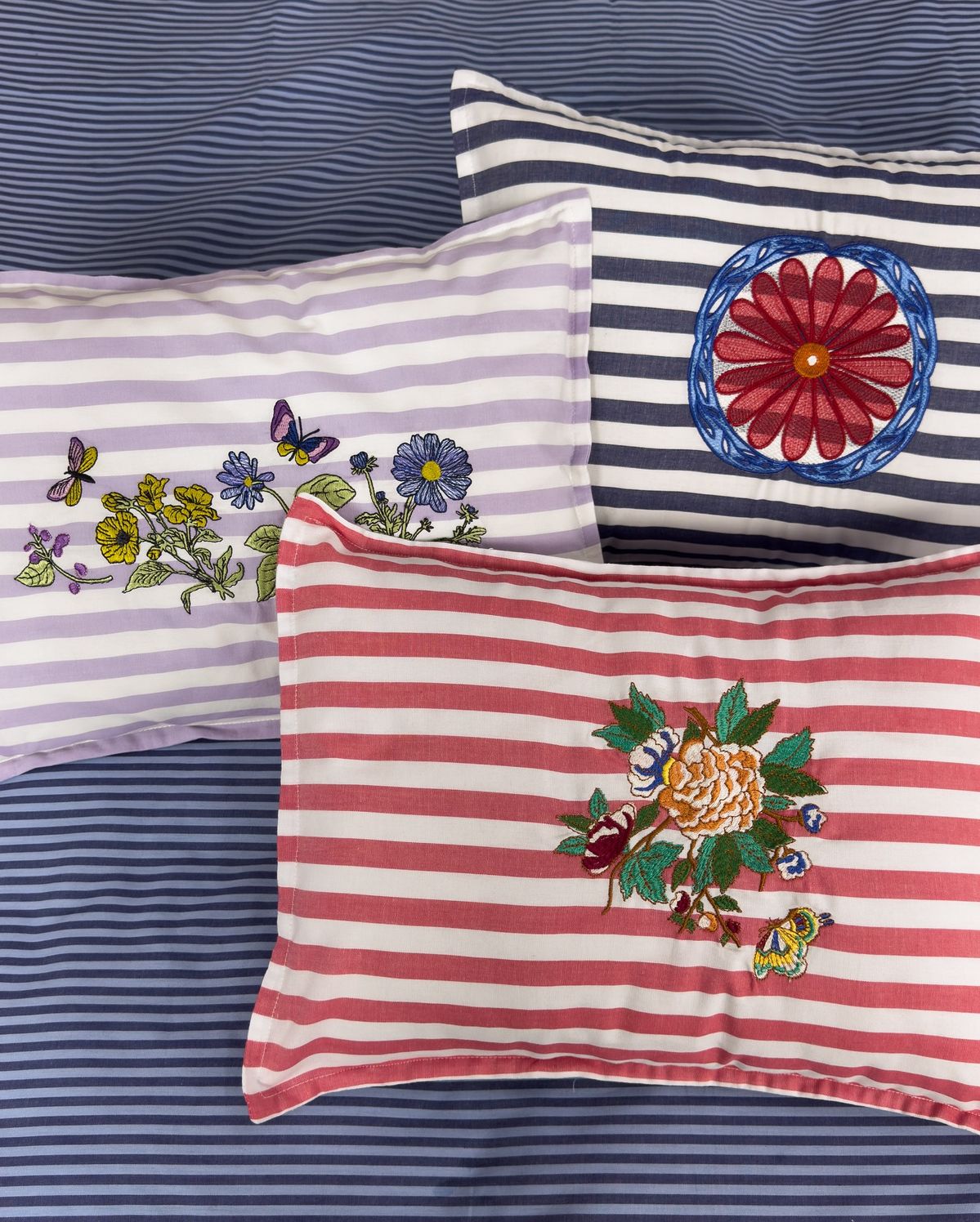 Almofada listrada com estampas de flores